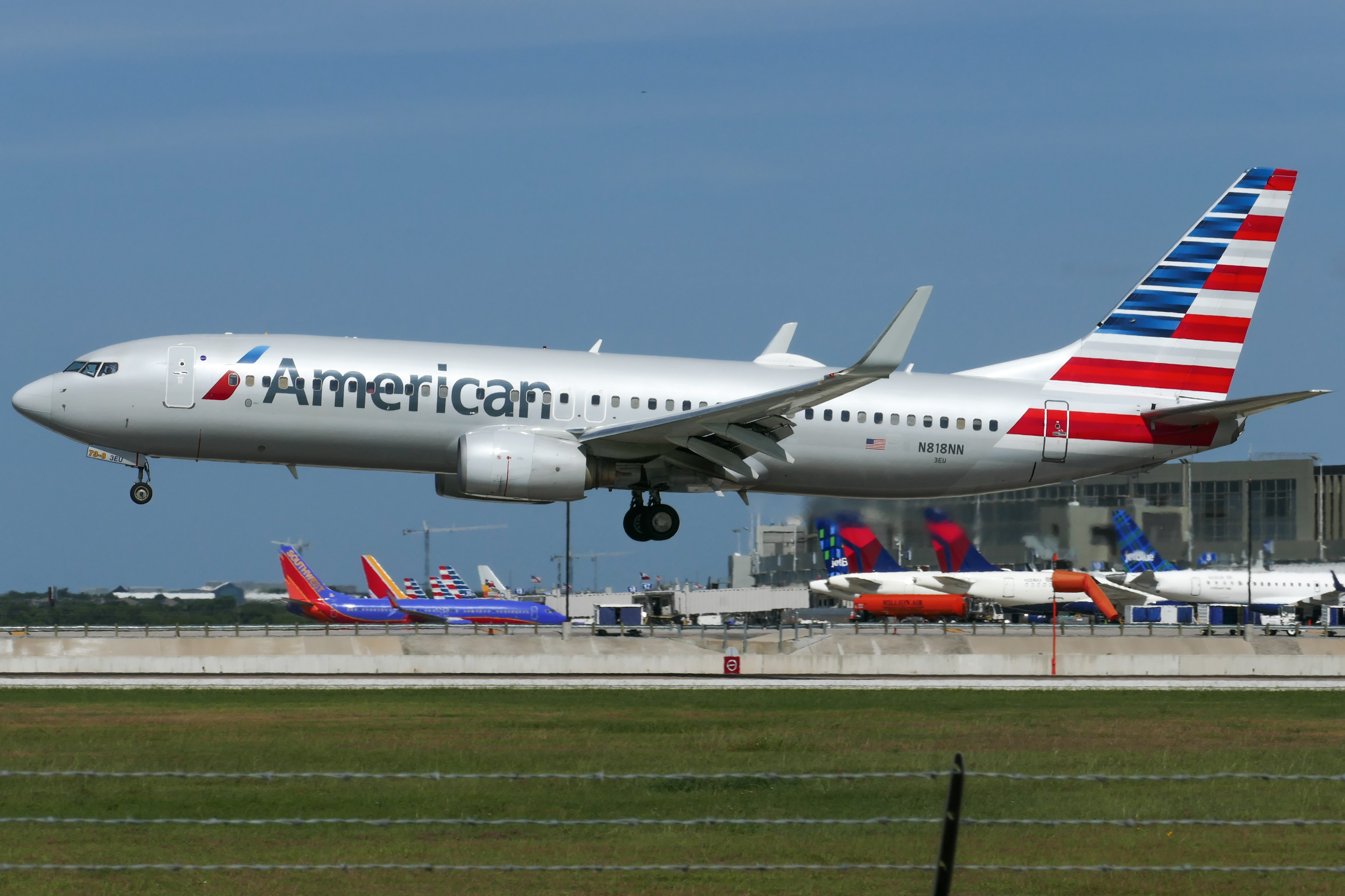 Full size: American Airlines Boeing 737-800 N818NN at Austin-Bergstrom International Airport