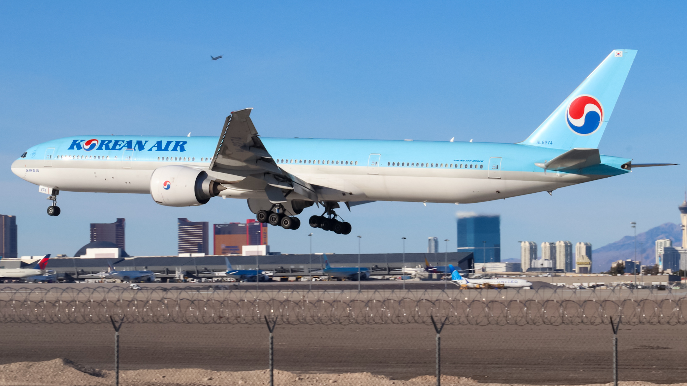 Full size: Korean Air Boeing 777-300ER HL8275 at Harry Reid International Airport