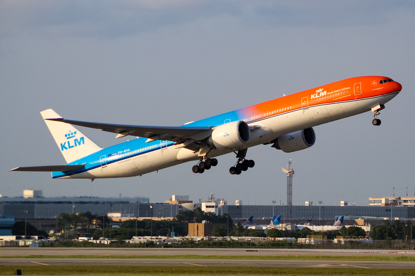 Full size: KLM Boeing 777-300ER PH-BVA at Houston-George Bush Intercontinental Airport