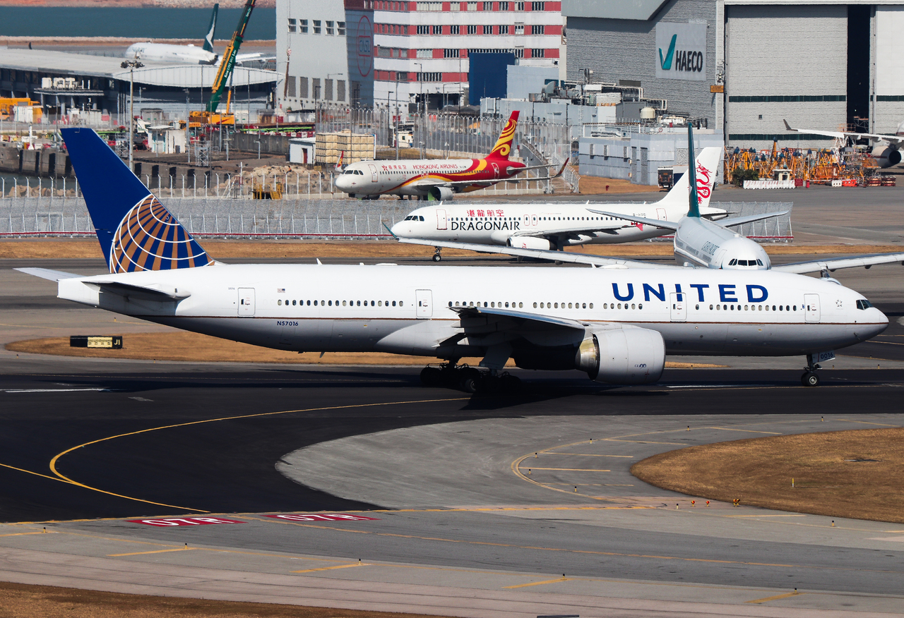Full size: United Airlines Boeing 777-200ER N57016 at Hong Kong International Airport