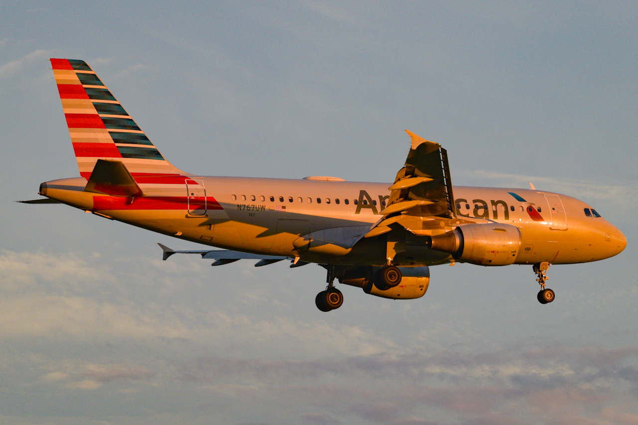 Full size: American Airlines Airbus A319 N767UW at Raleigh-Durham International Airport