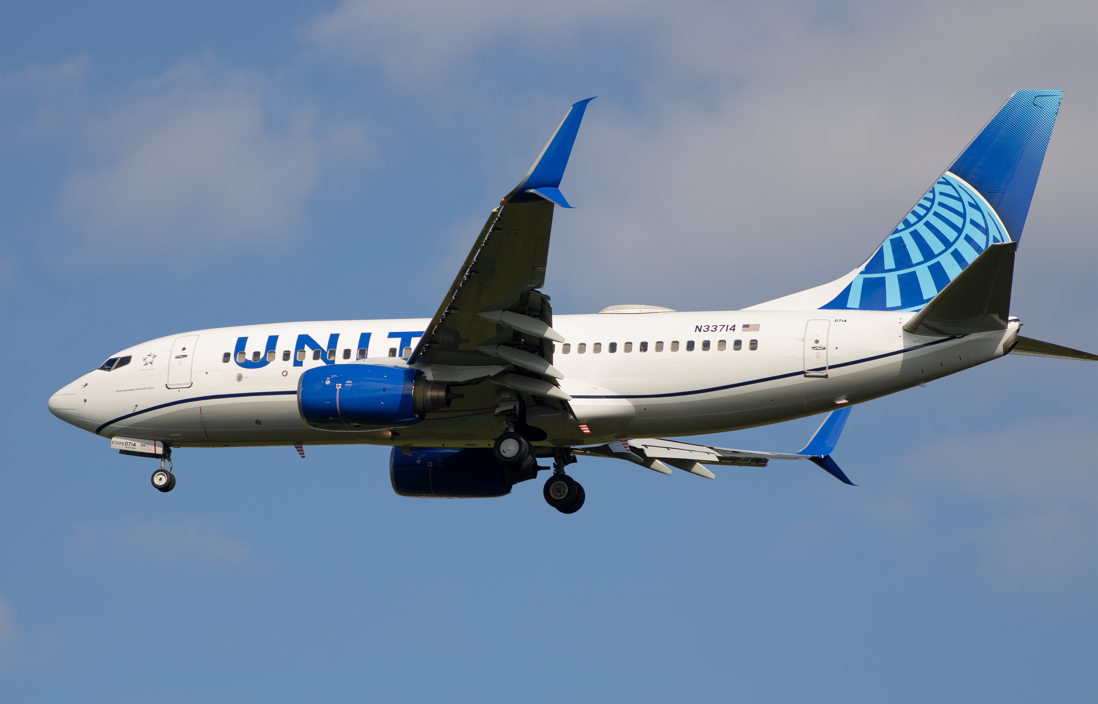 Full size: United Airlines Boeing 737-700 N33714 at Washington Dulles International Airport