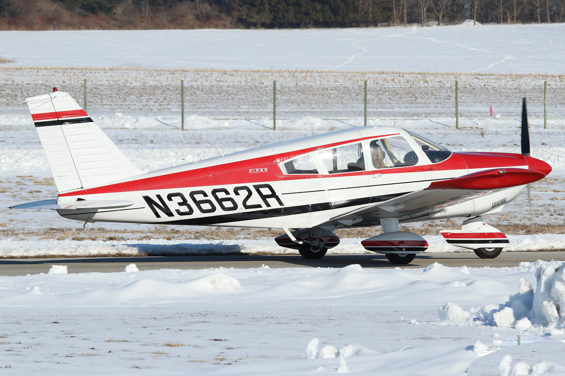 Full size: PRIVATE Piper 28 Archer  N3662R at York Airport