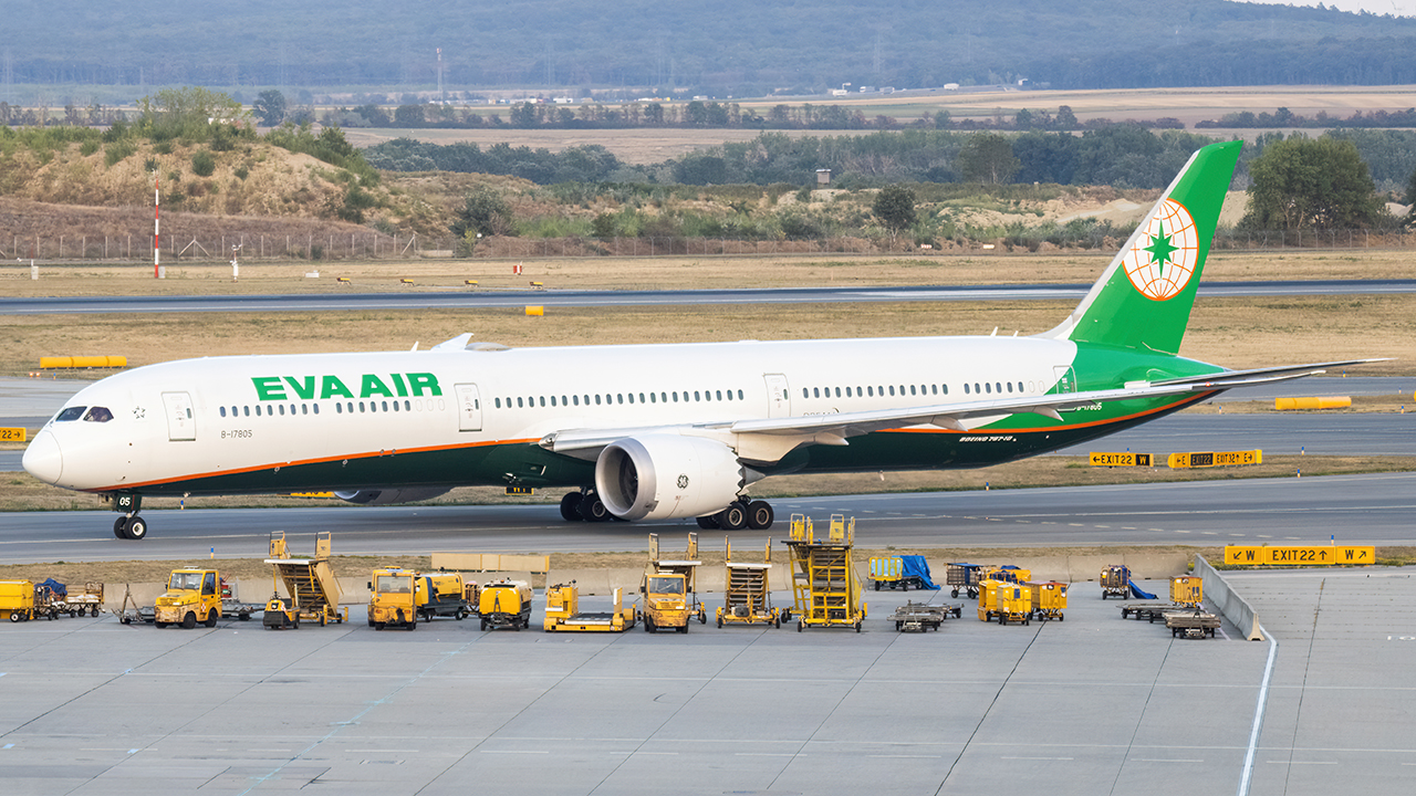 Full size: EVA Air Boeing 787-10 B-17805 at Vienna International Airport