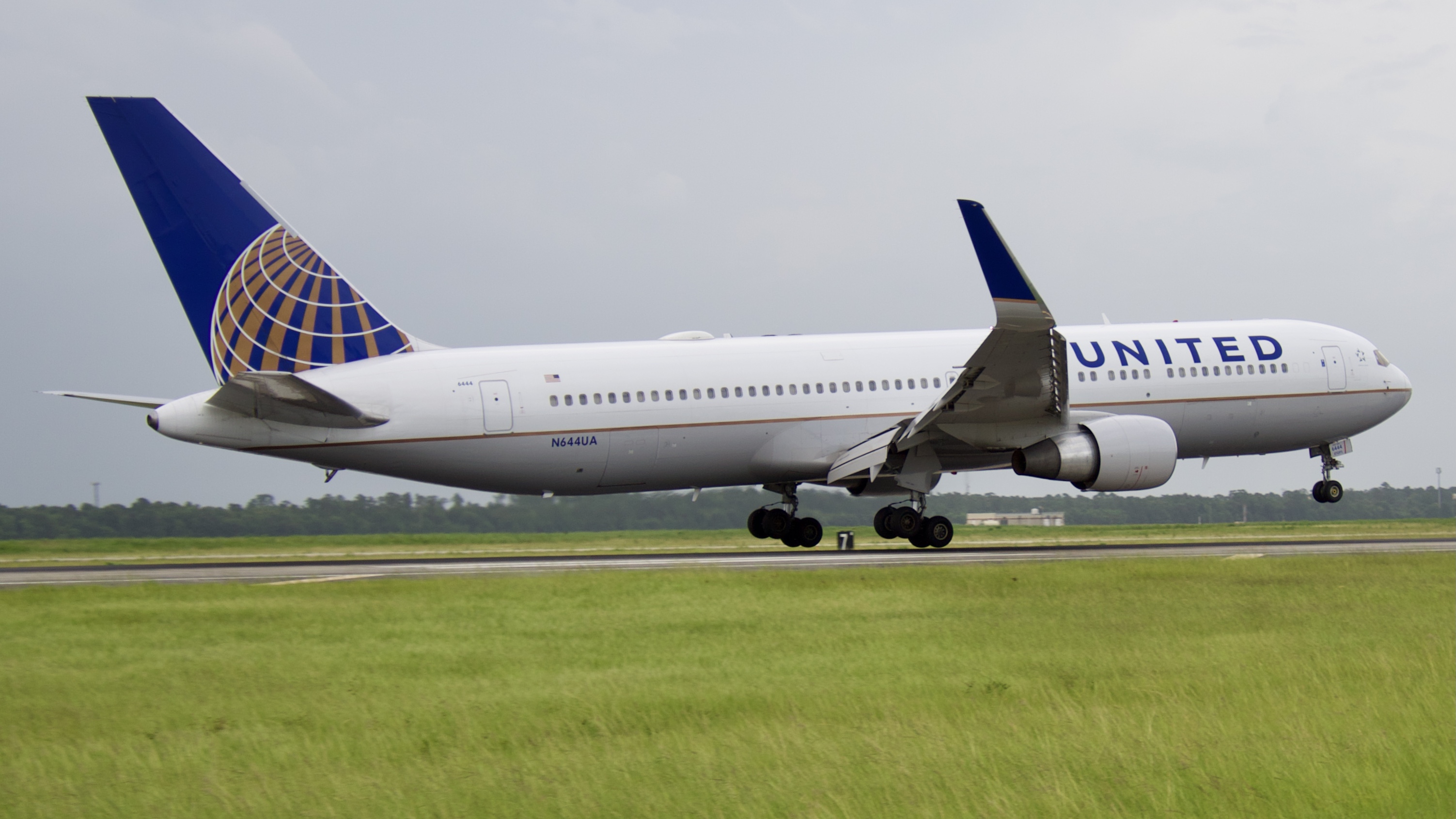 Full size: United Airlines Boeing 767-300ER N644UA at Houston-George Bush Intercontinental Airport