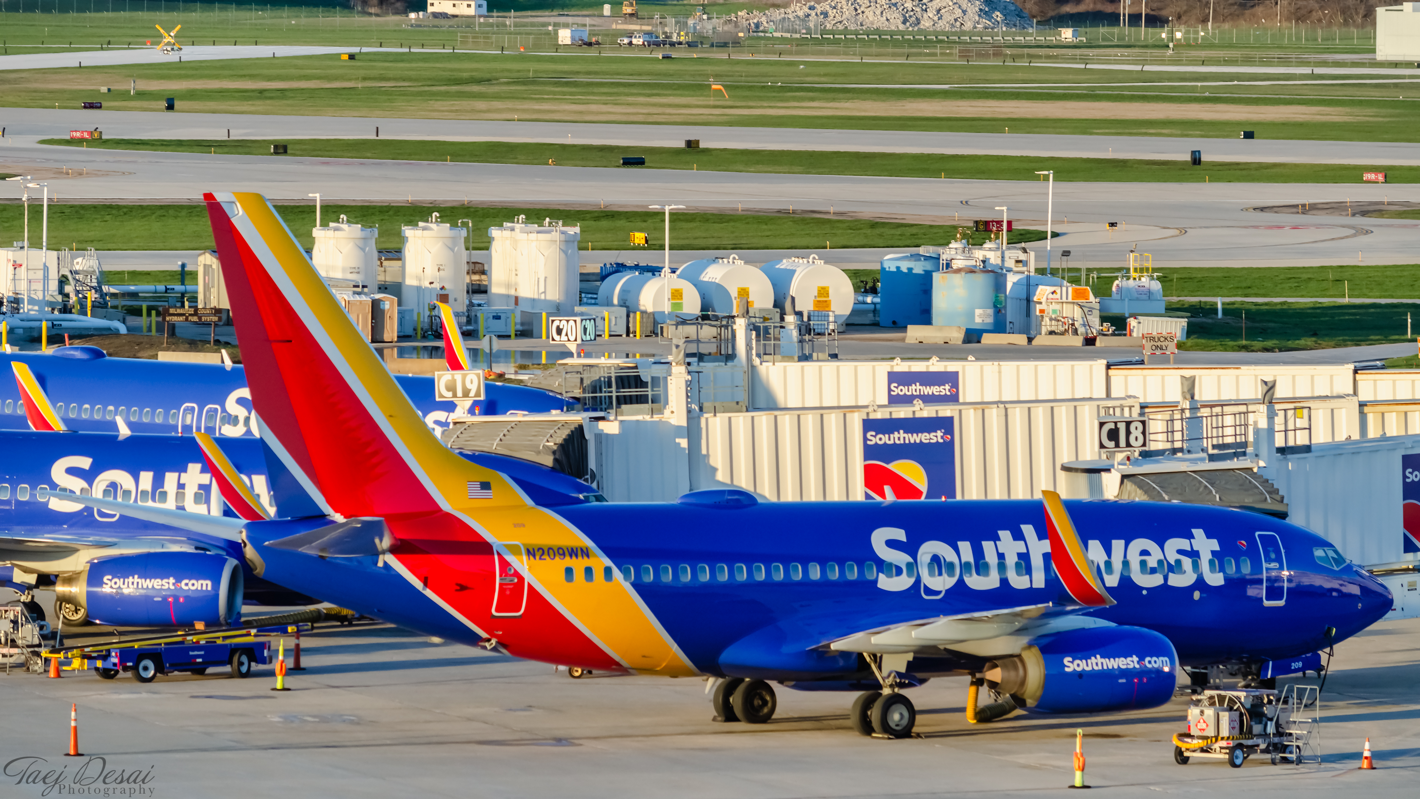 Full size: Southwest Airlines Boeing 737-700 N209WN at General Mitchell International Airport