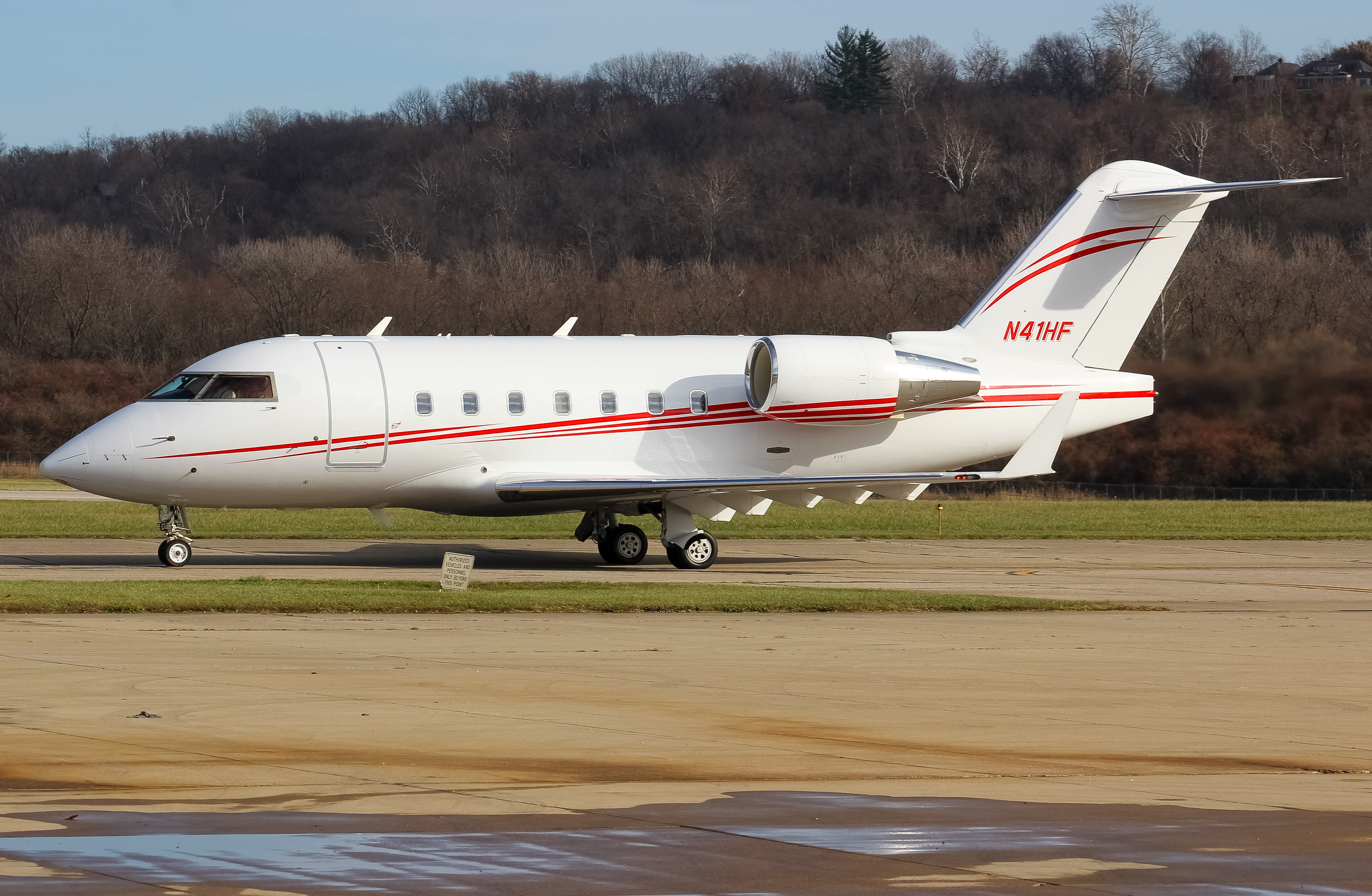 Full size: PRIVATE Bombardier Challenger 604  N41HF at Cincinnati Municipal Airport/Lunken Field