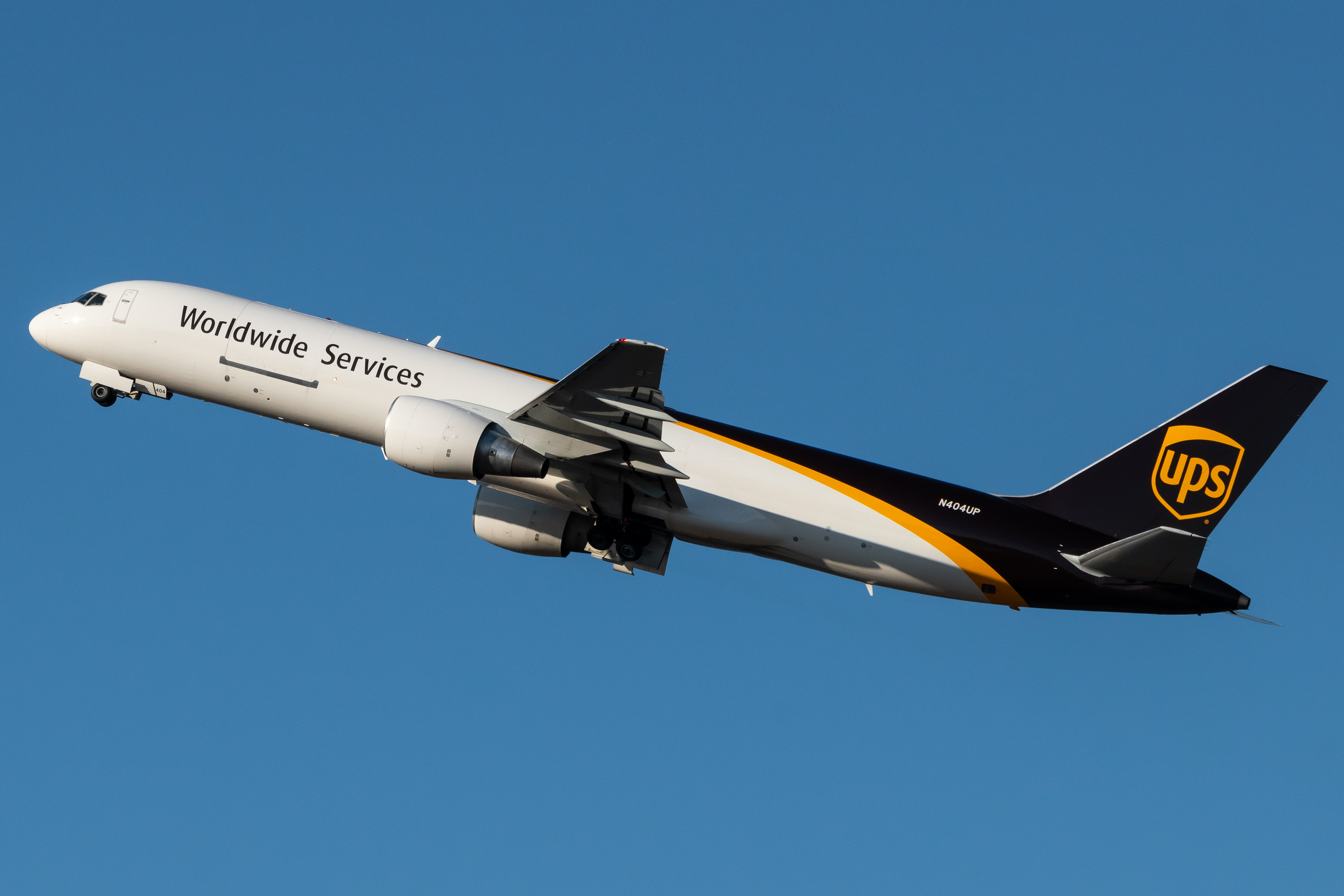 Full size: United Parcel Service Boeing 757-200 N404UP at Portland International Airport