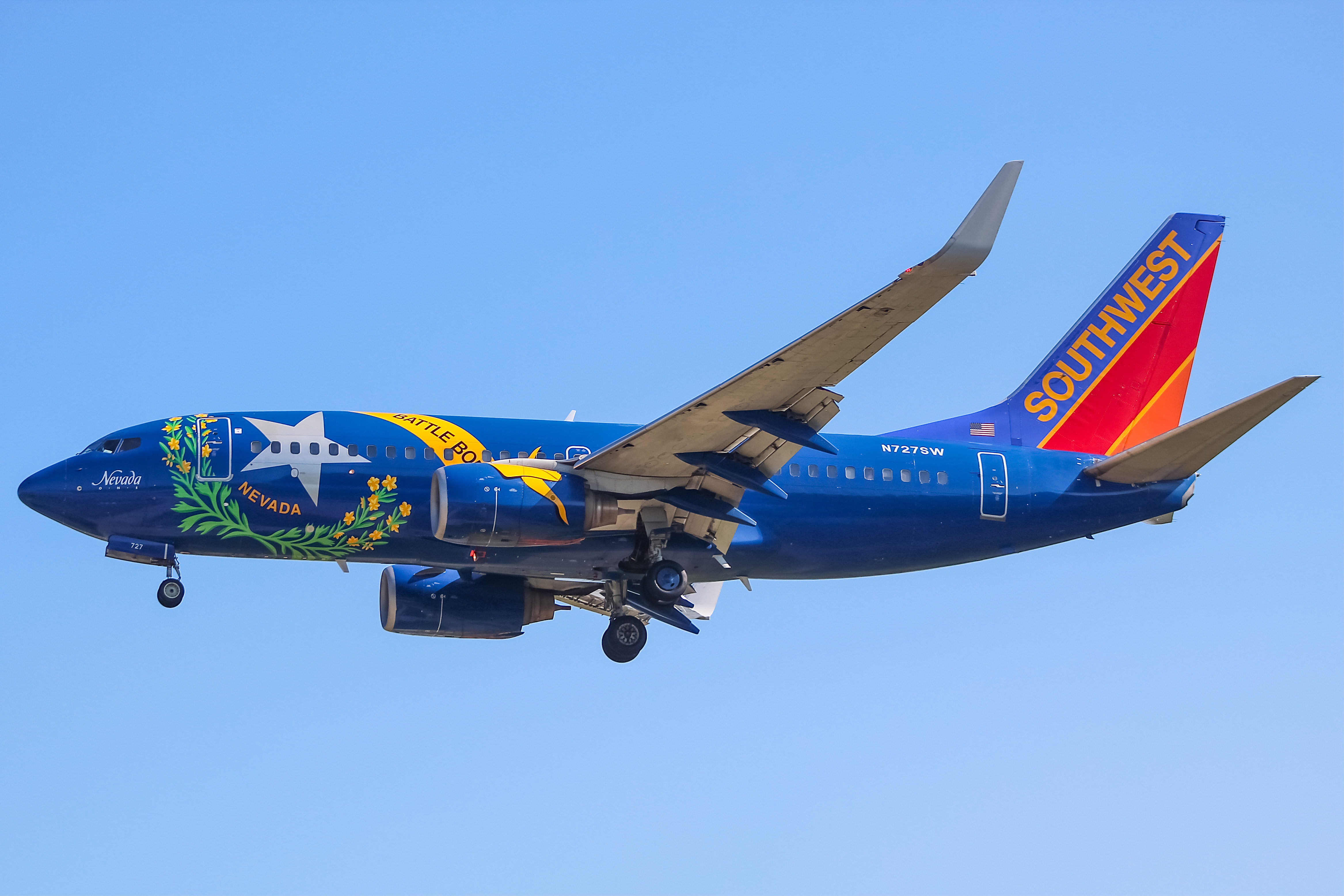 Full size: Southwest Airlines Boeing 737-700 N727SW at General Mitchell International Airport