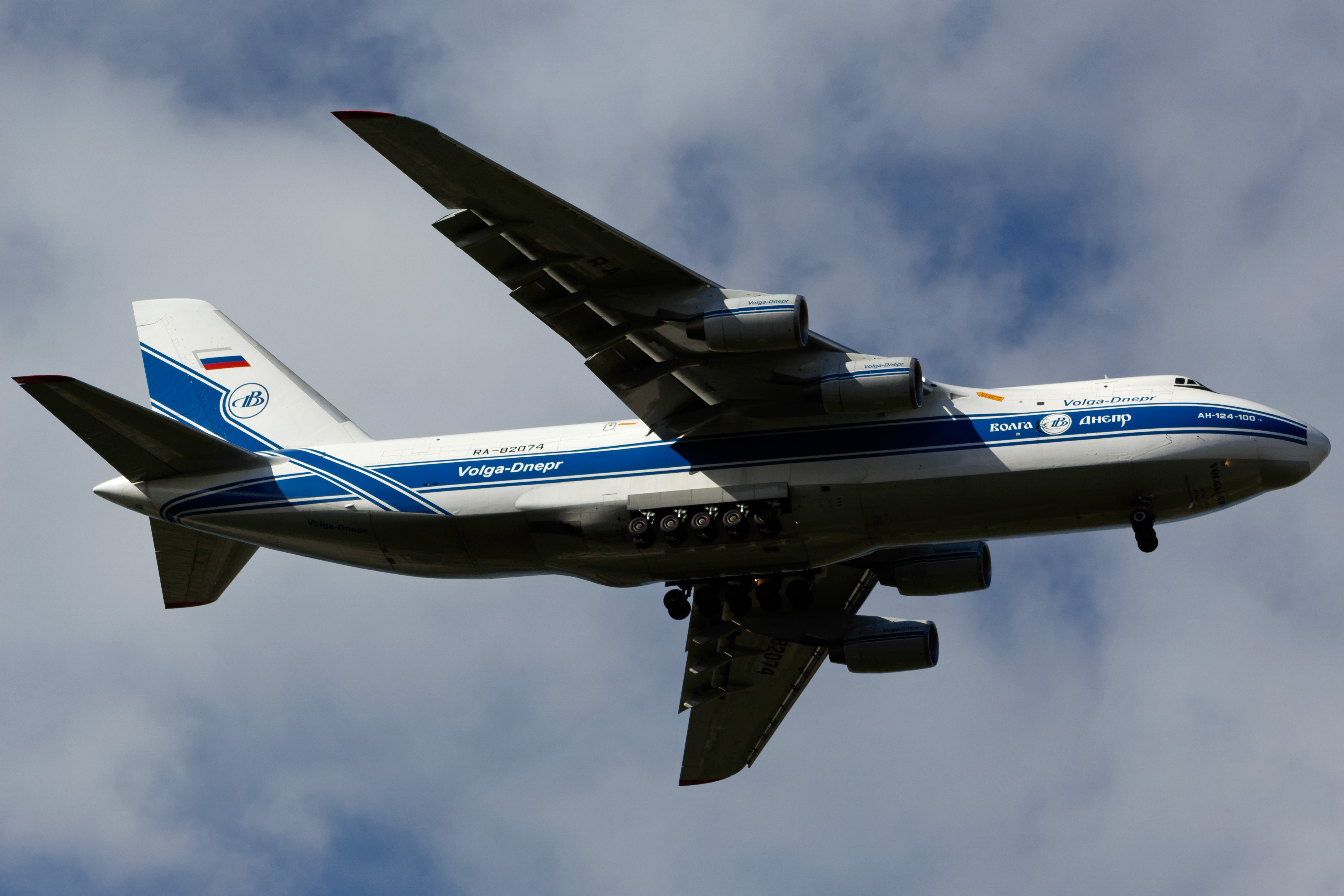 Full size: Volga-Dnepr Airlines Antonov An-124 RA-82074 at Orlando International Airport