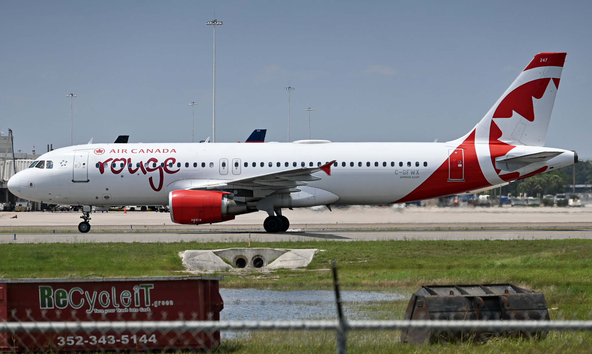 Full size: Air Canada Rouge Airbus A320 C-GFWX at Orlando International Airport