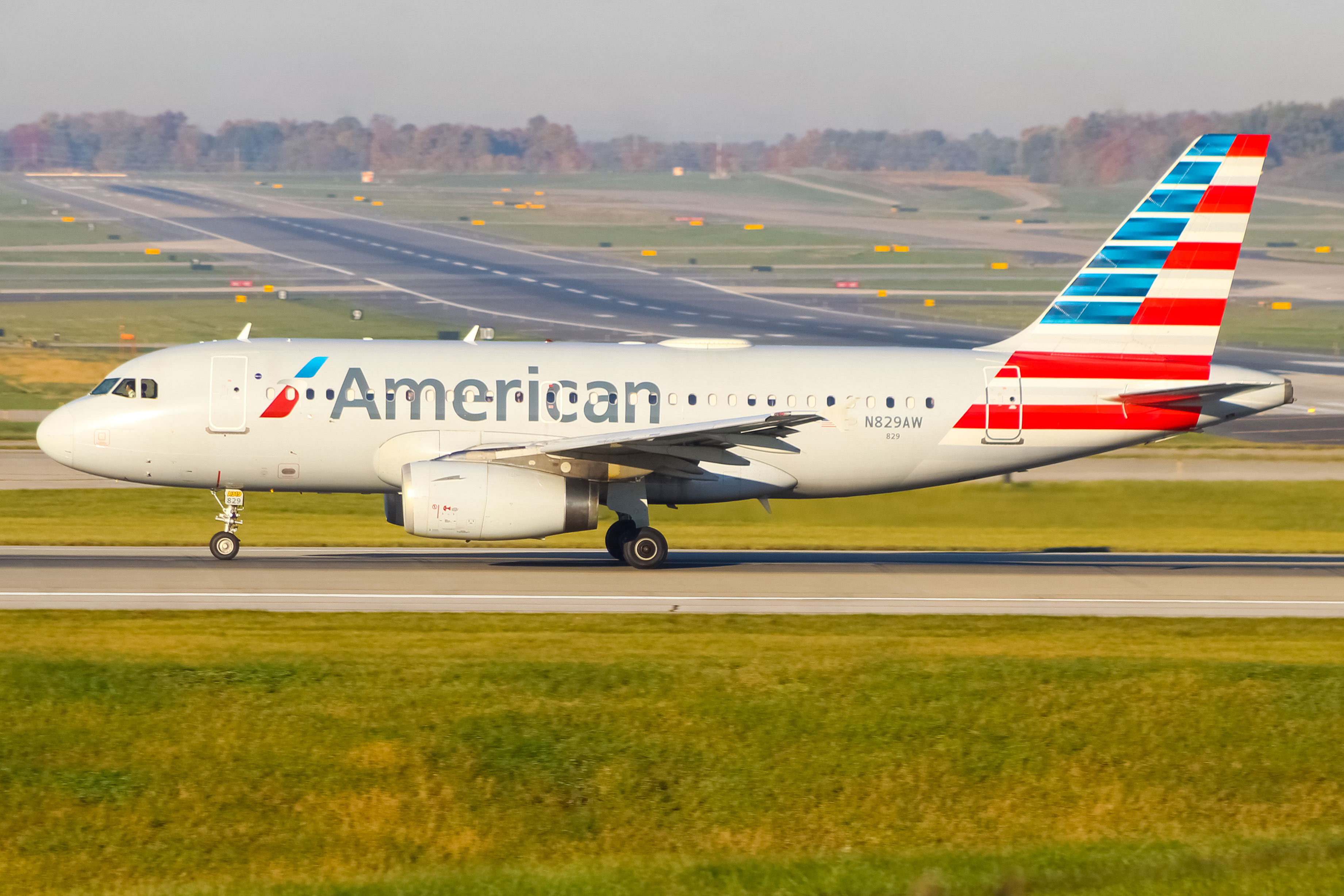 Full size: American Airlines Airbus A319 N829AW at Cincinnati/Northern Kentucky International Airport