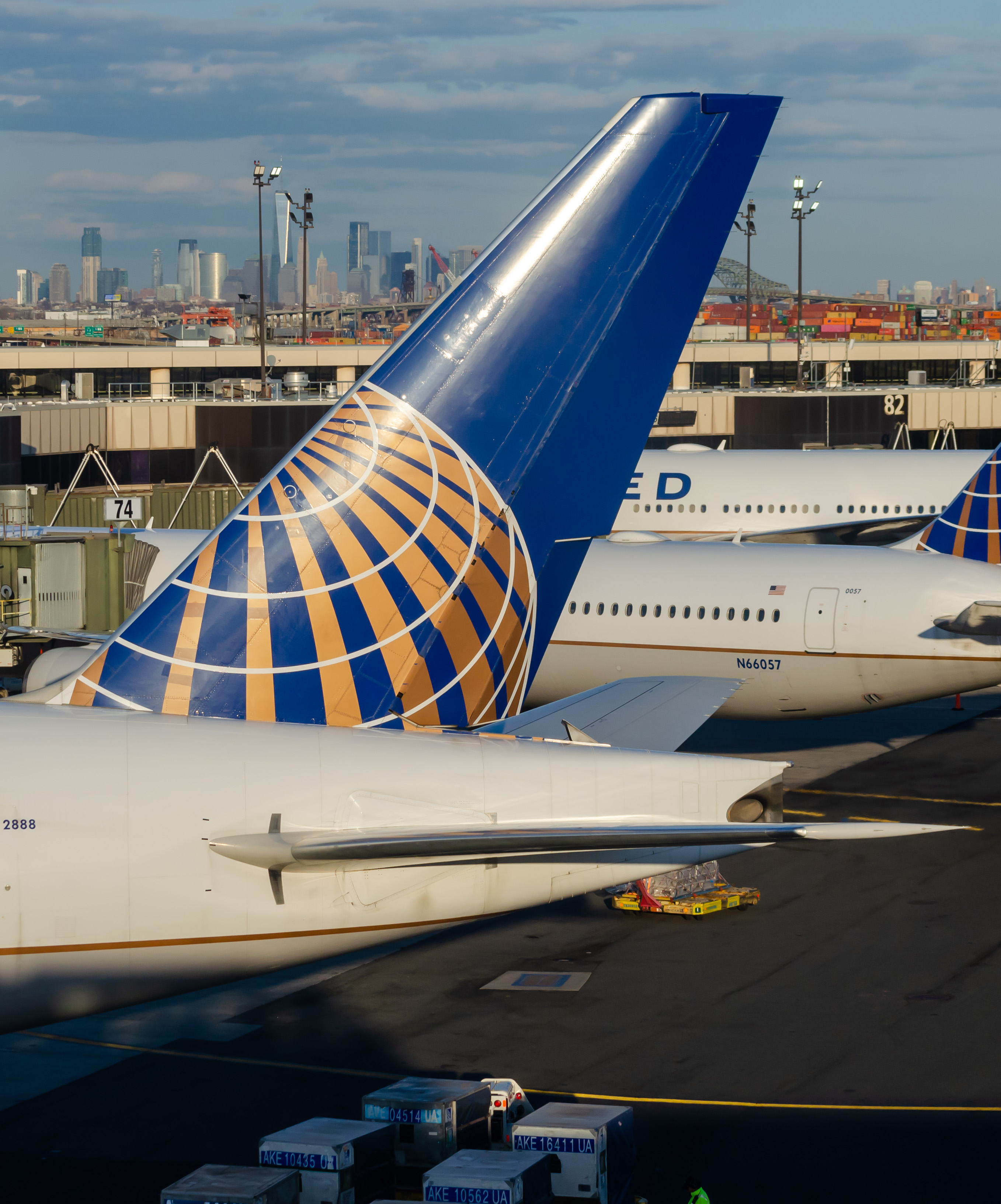 Full size: United Airlines Boeing 777-200 N788UA at Newark Liberty International Airport