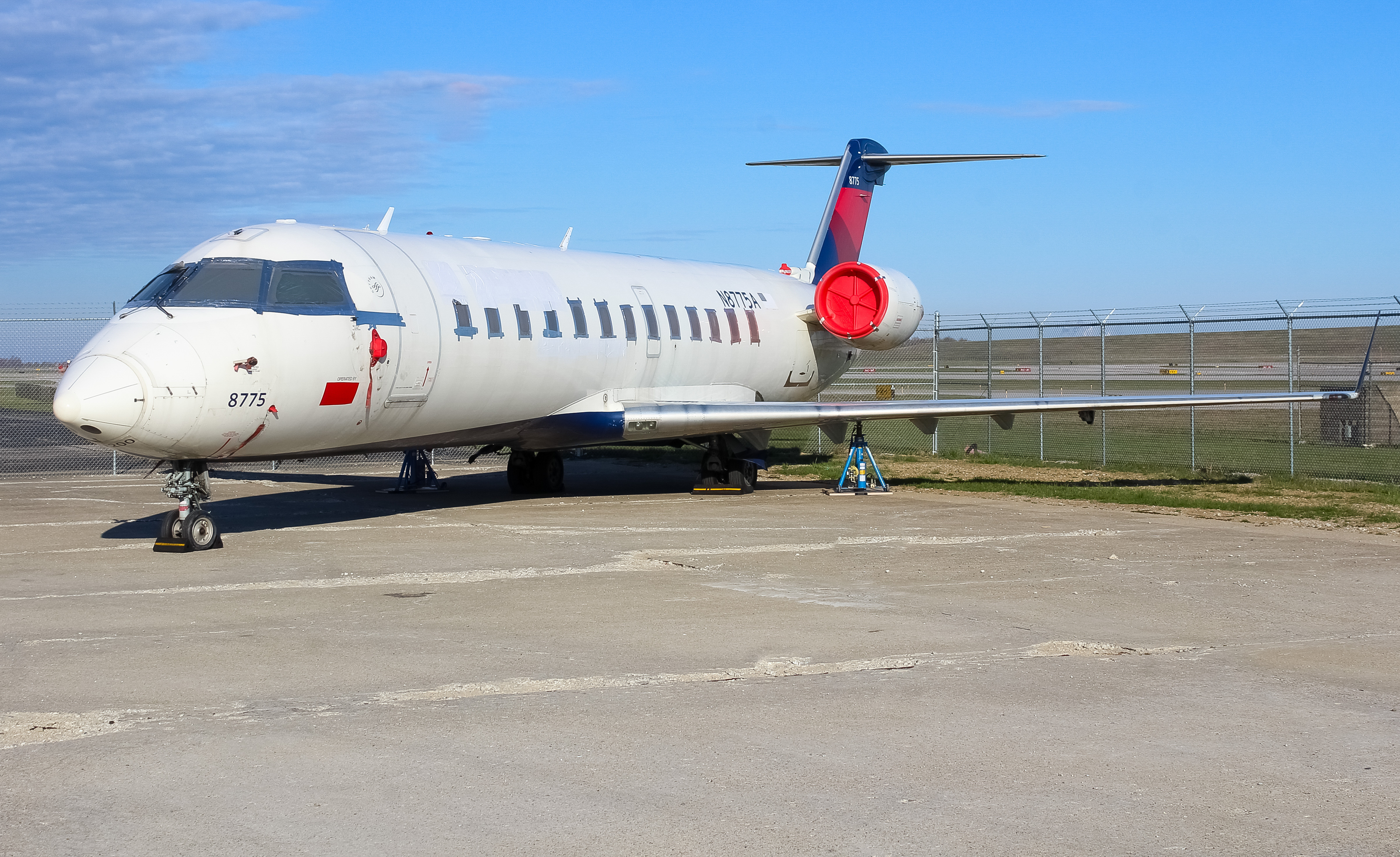 Full size: Delta Connection Mitsubishi CRJ-200 N8775A at Cincinnati/Northern Kentucky International Airport