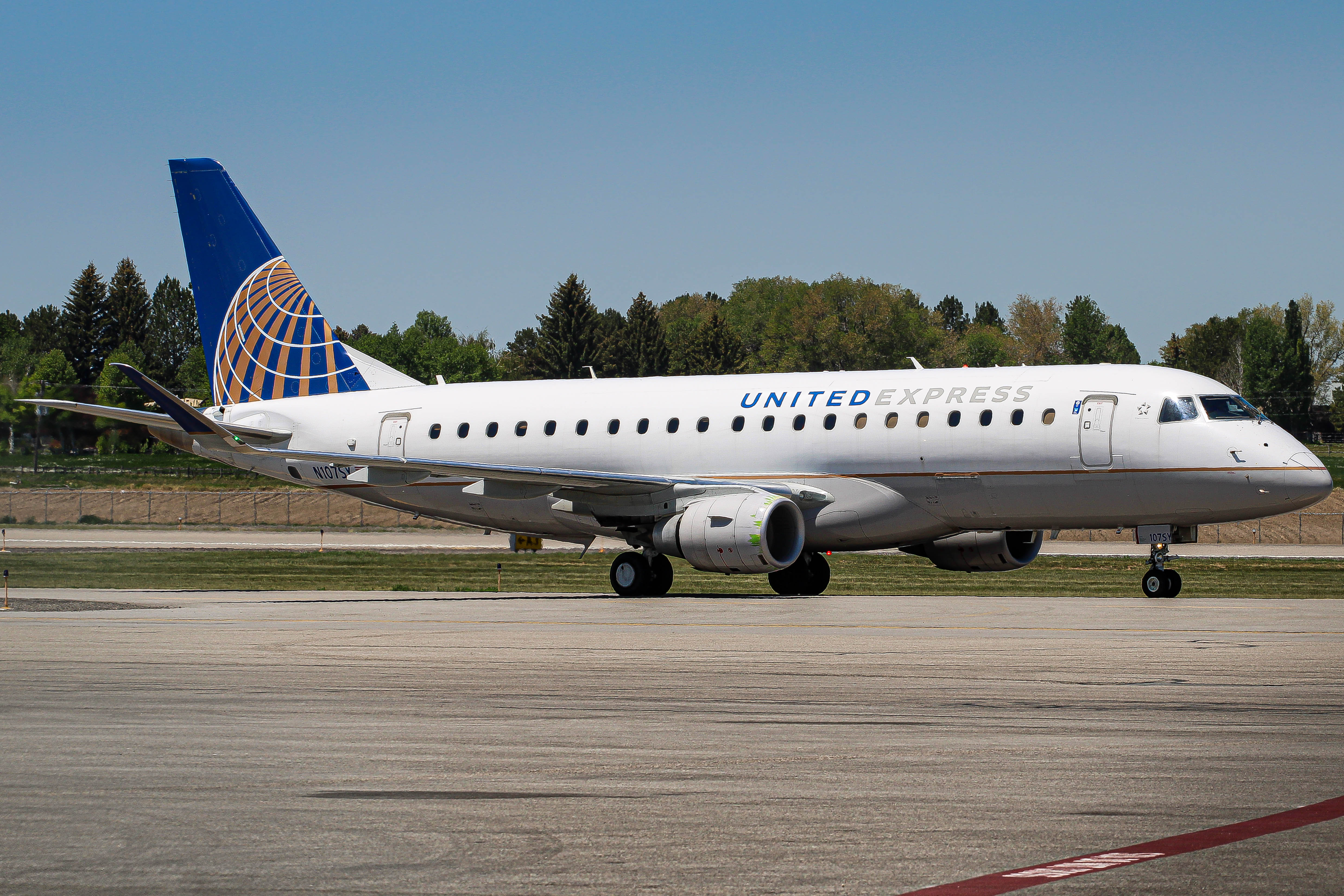 Full size: United Express Embraer E175 N107SY at Idaho Falls Regional Airport