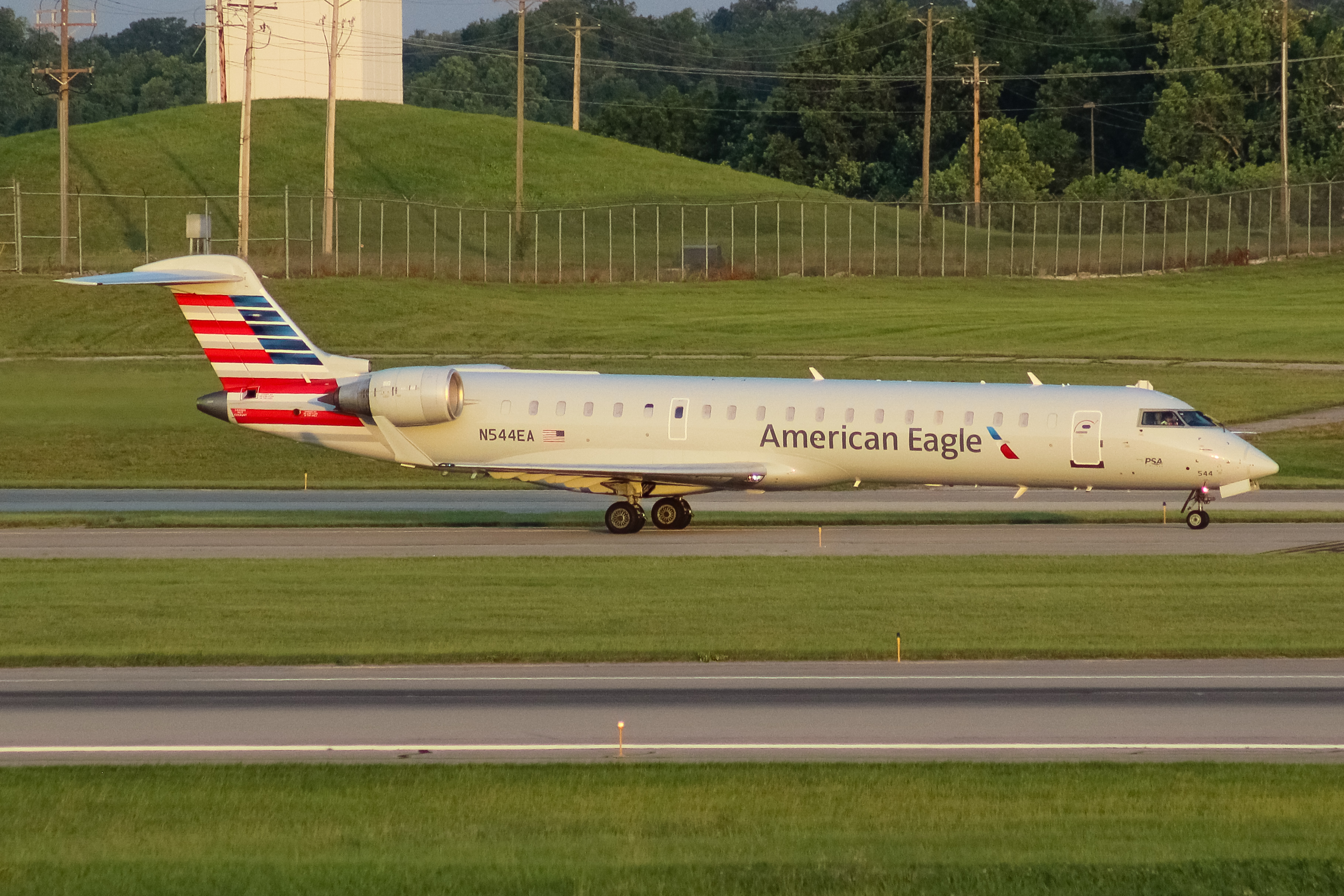 Full size: American Eagle Mitsubishi CRJ-700 N544EA at Cincinnati/Northern Kentucky International Airport