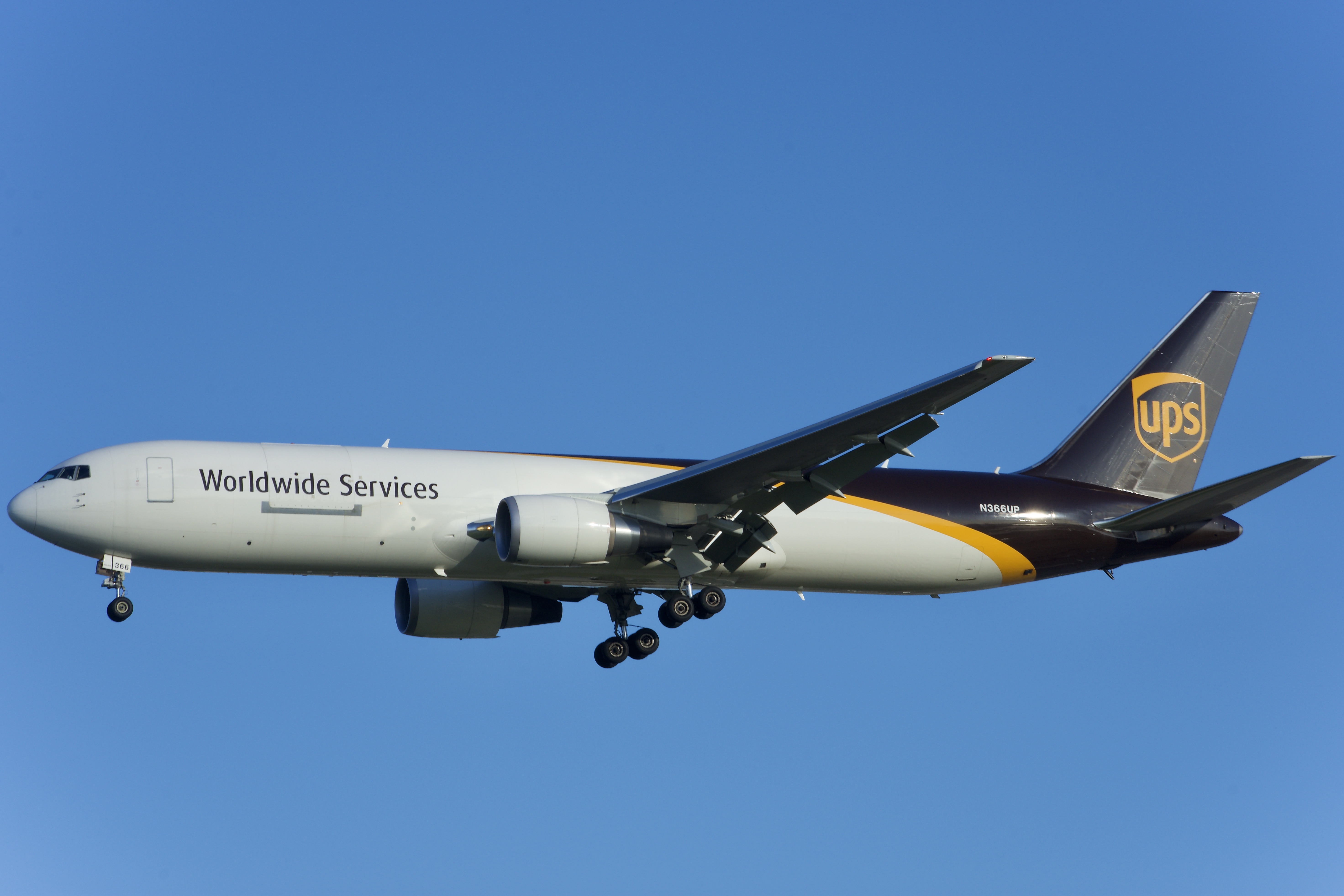 Full size: United Parcel Service Boeing 767-300F N366UP at Orlando International Airport
