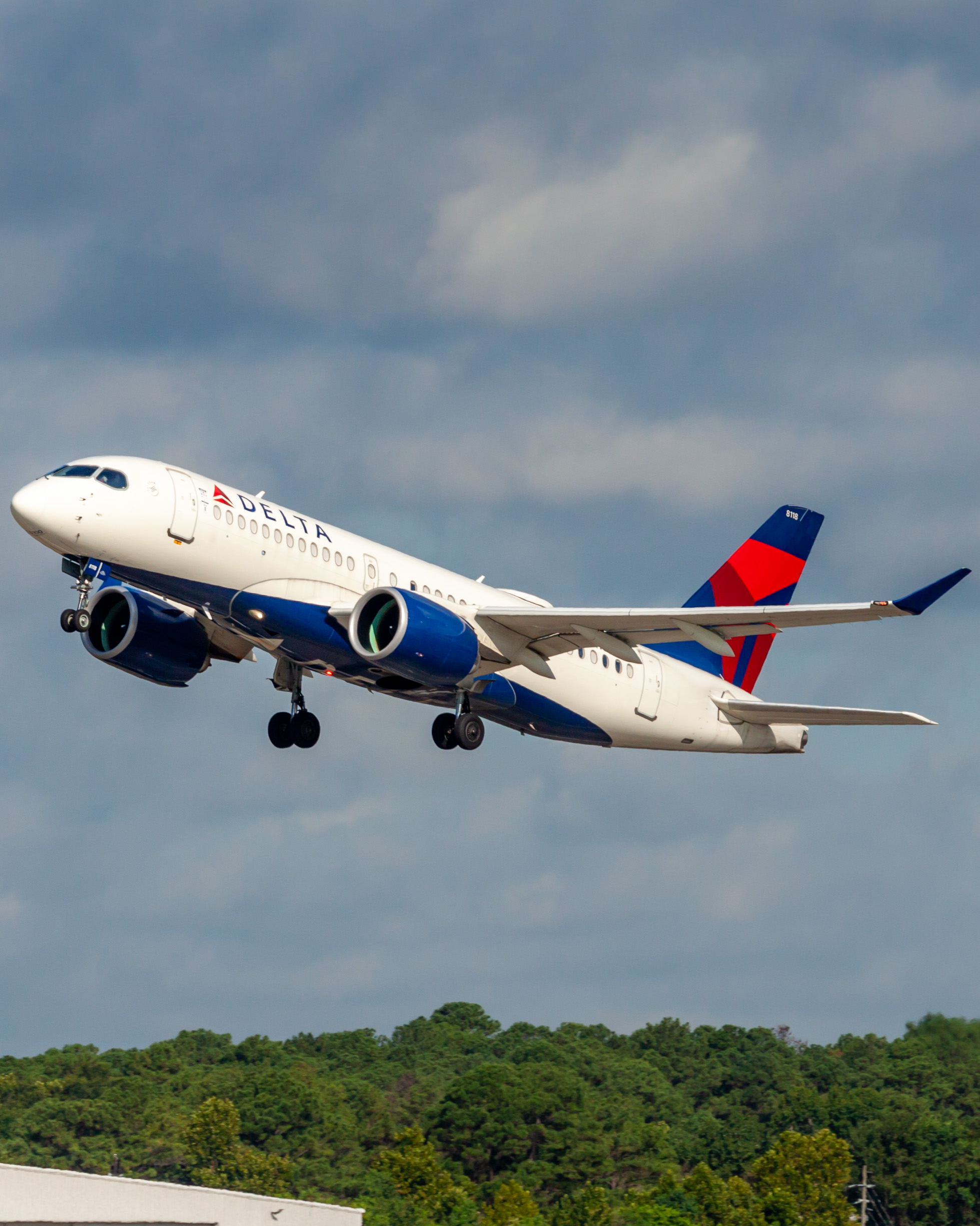 Full size: Delta Airlines Airbus A220-100 N118DU at Houston-George Bush Intercontinental Airport