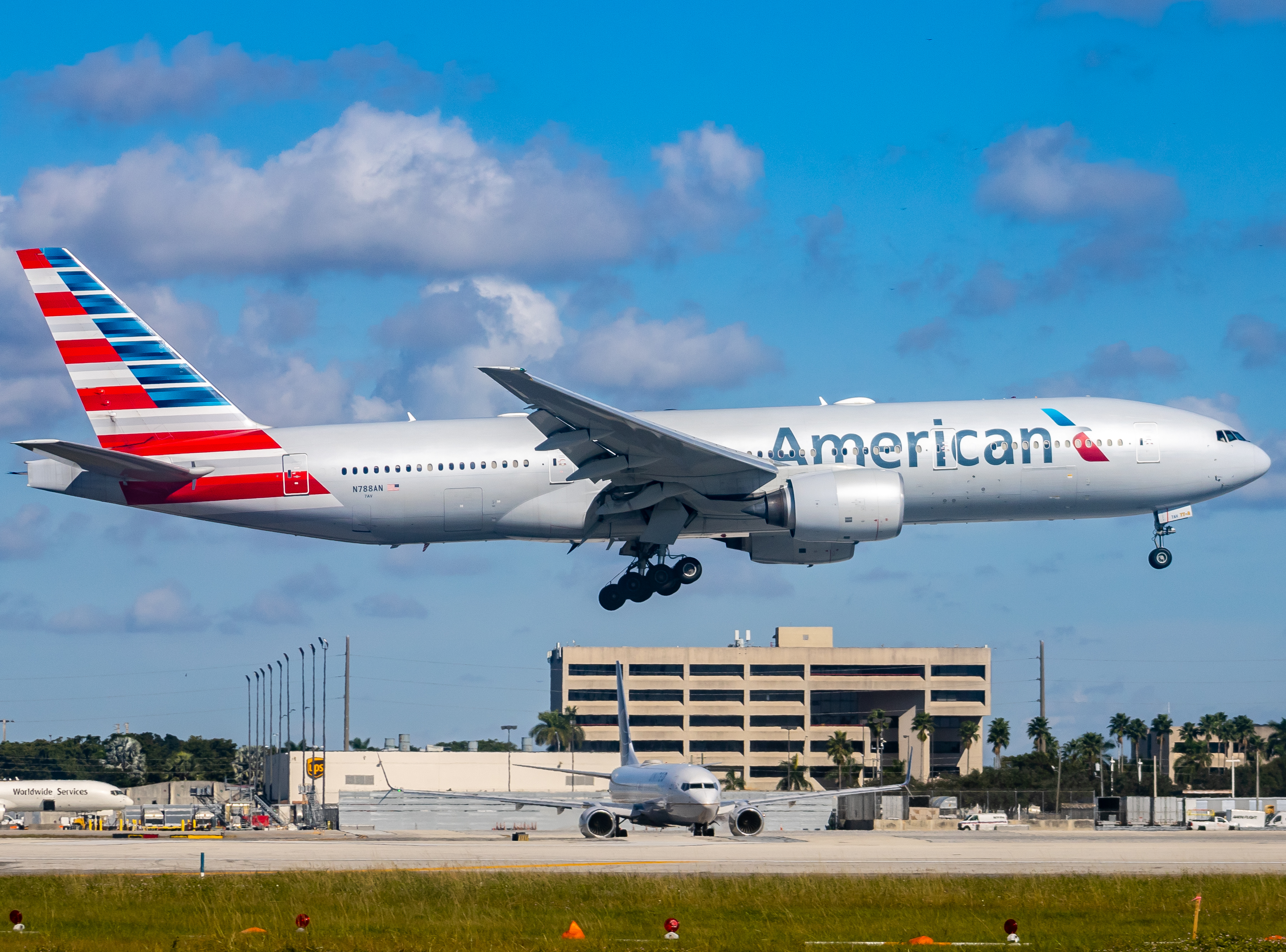 Full size: American Airlines Boeing 777-223(ER) N788AN at Miami International Airport