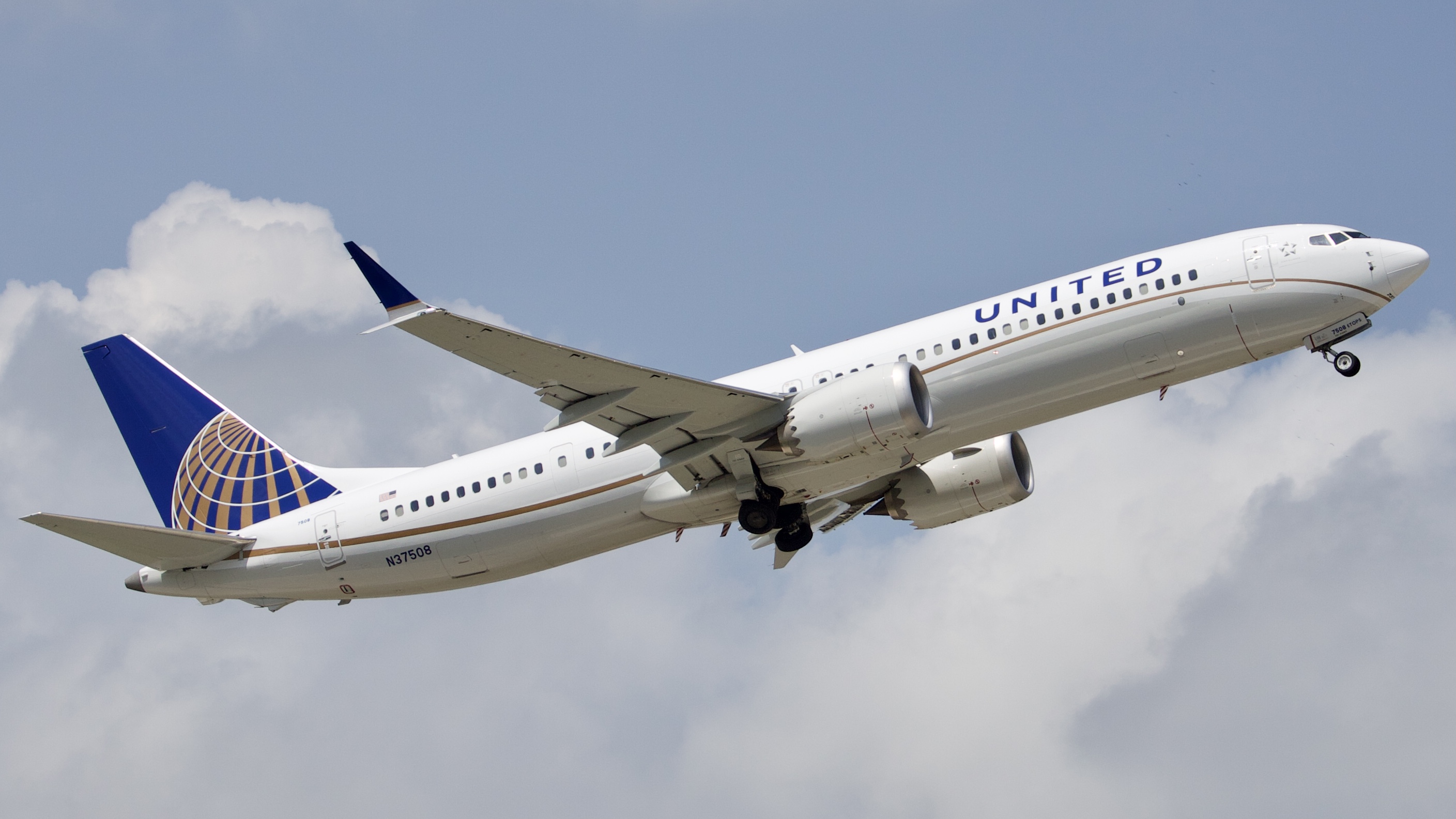 Full size: United Airlines Boeing 737 MAX 9 N37508 at Houston-George Bush Intercontinental Airport