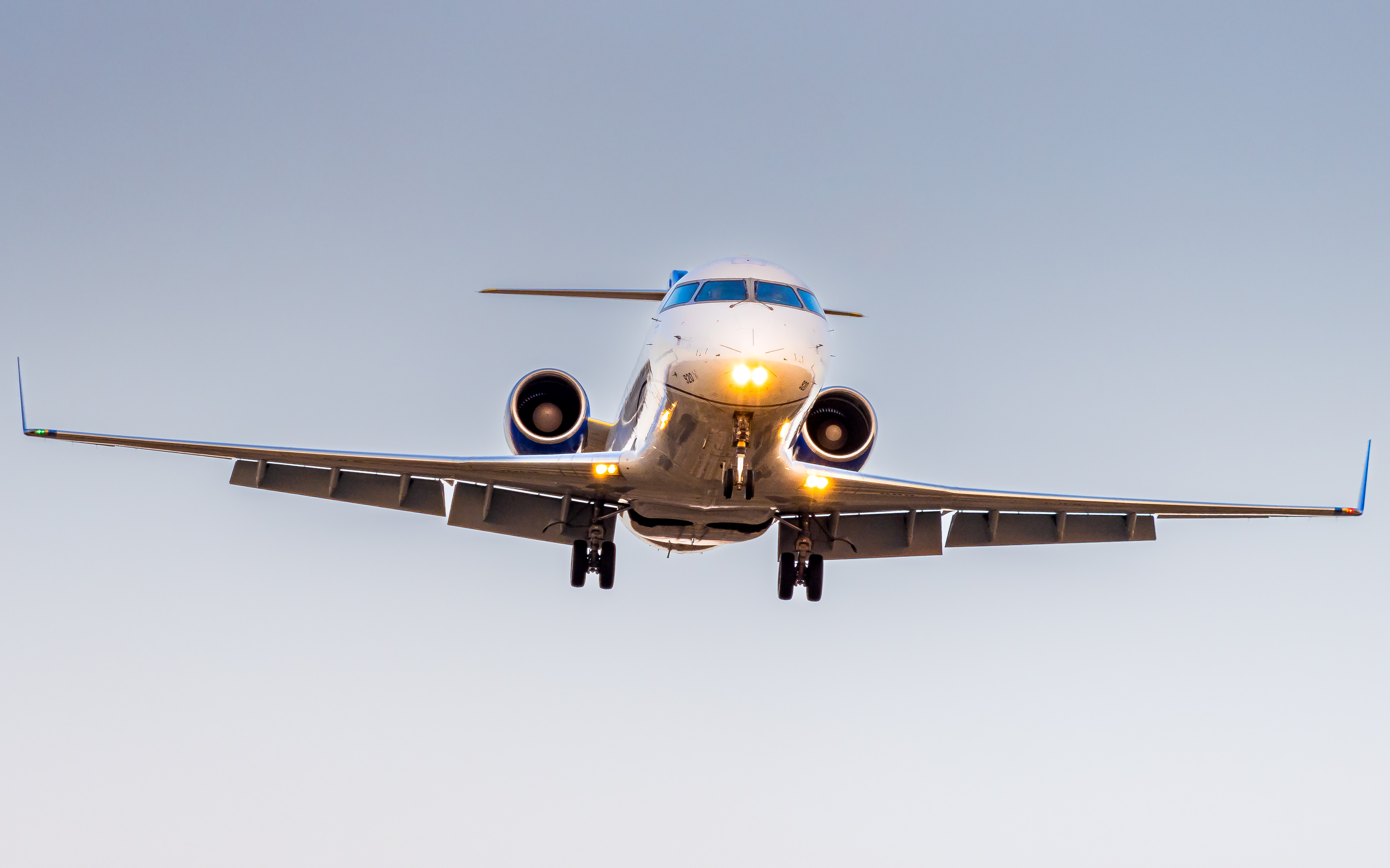 Full size: SkyWest Airlines Mitsubishi CRJ-200 N920SW at Roberts Field Airport