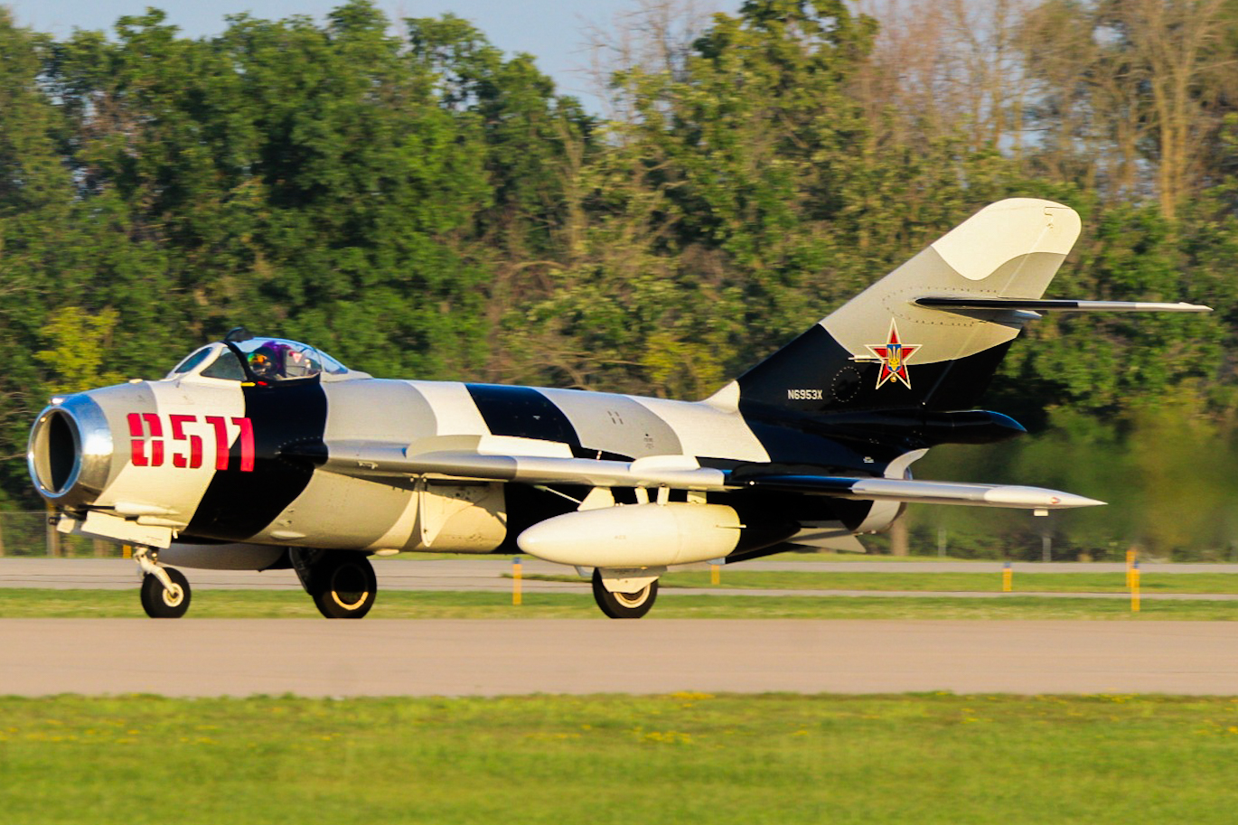 Full size: PRIVATE Mikoyan-Gurevich MiG-17 N6953X at Wittman Regional Airport