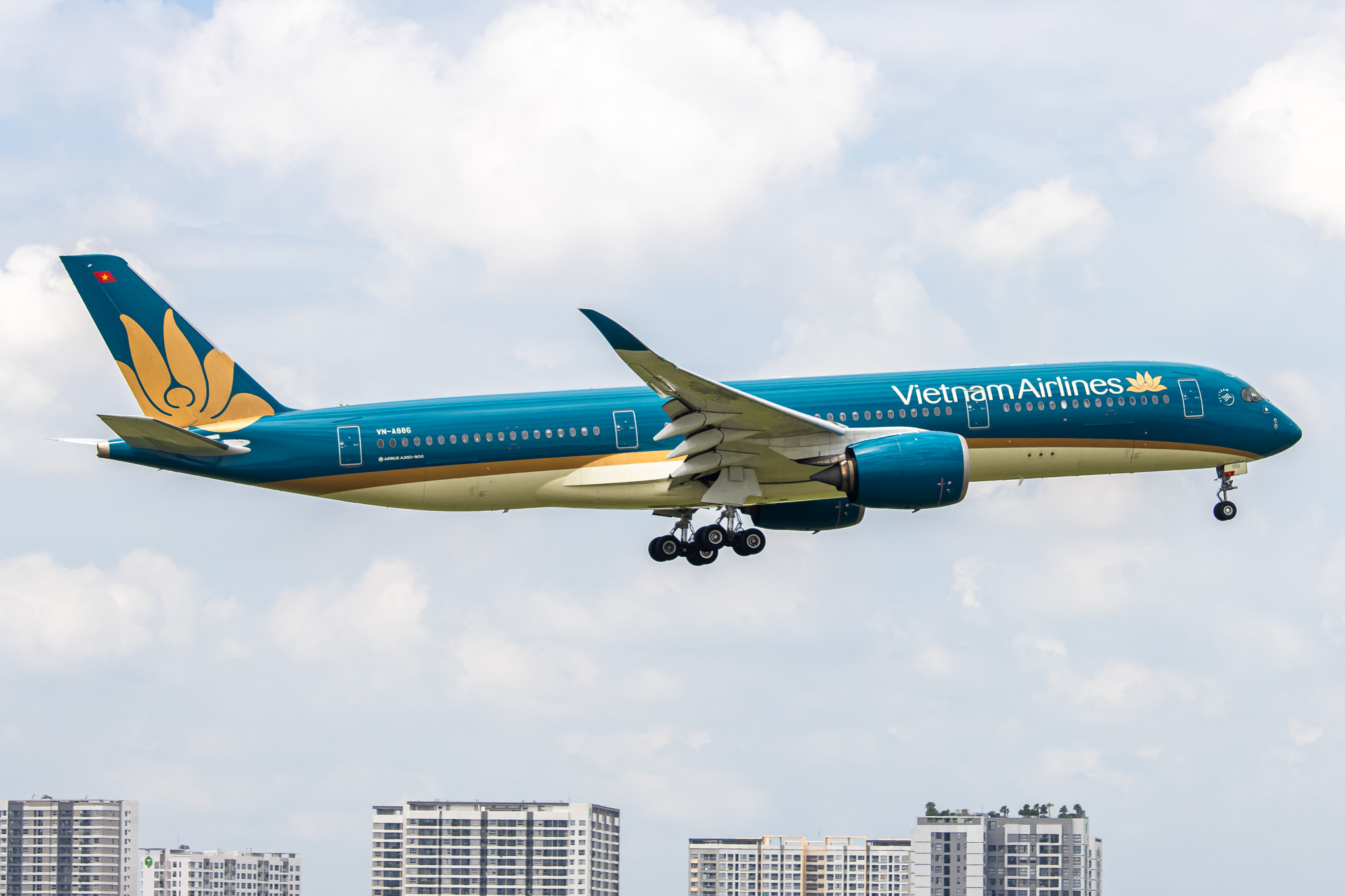 Full size: Vietnam Airlines Airbus A350-900 VN-A886 at Tan Son Nhat International Airport