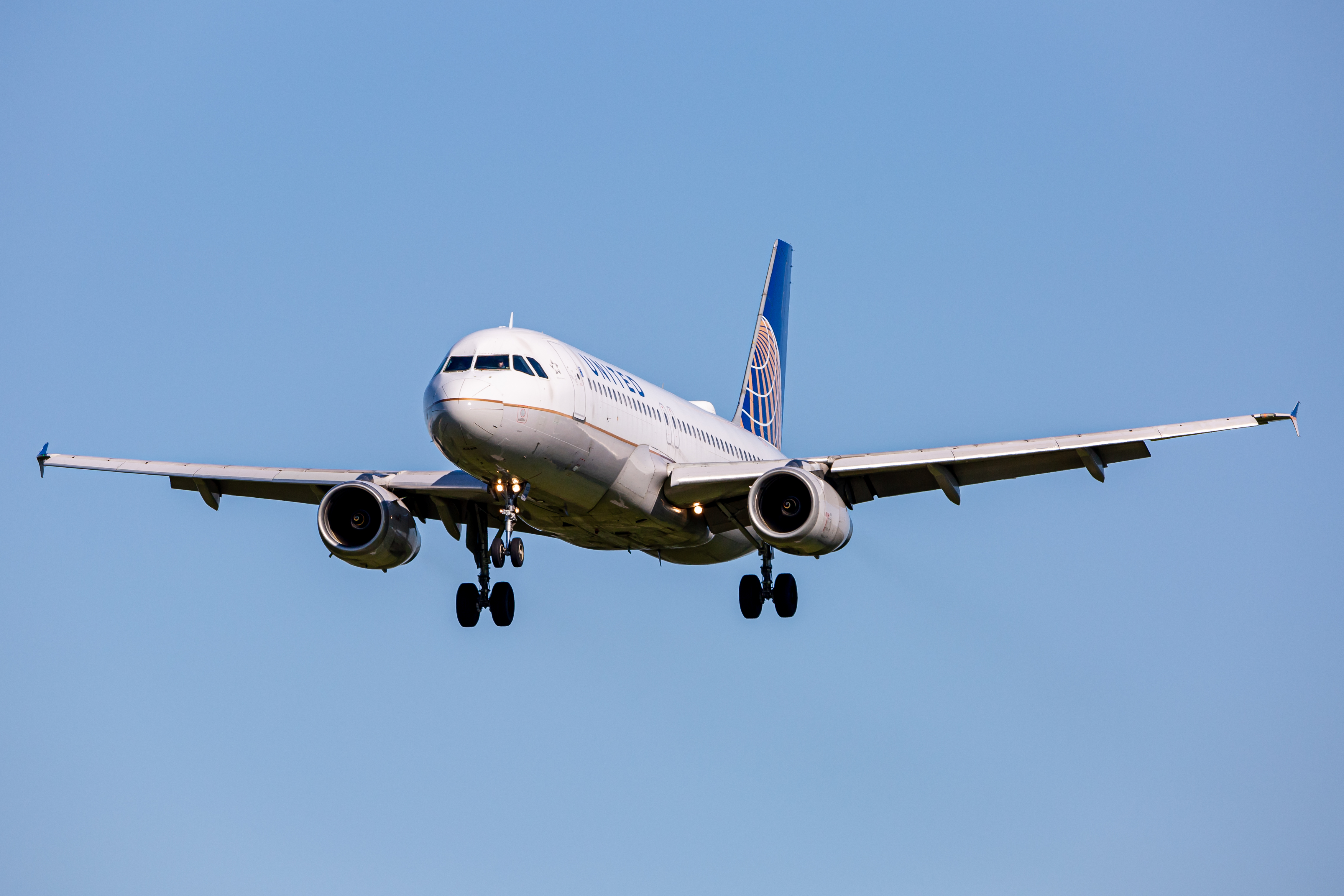 Full size: United Airlines Airbus A320 N454UA at Baltimore/Washington International Thurgood Marshall Airport