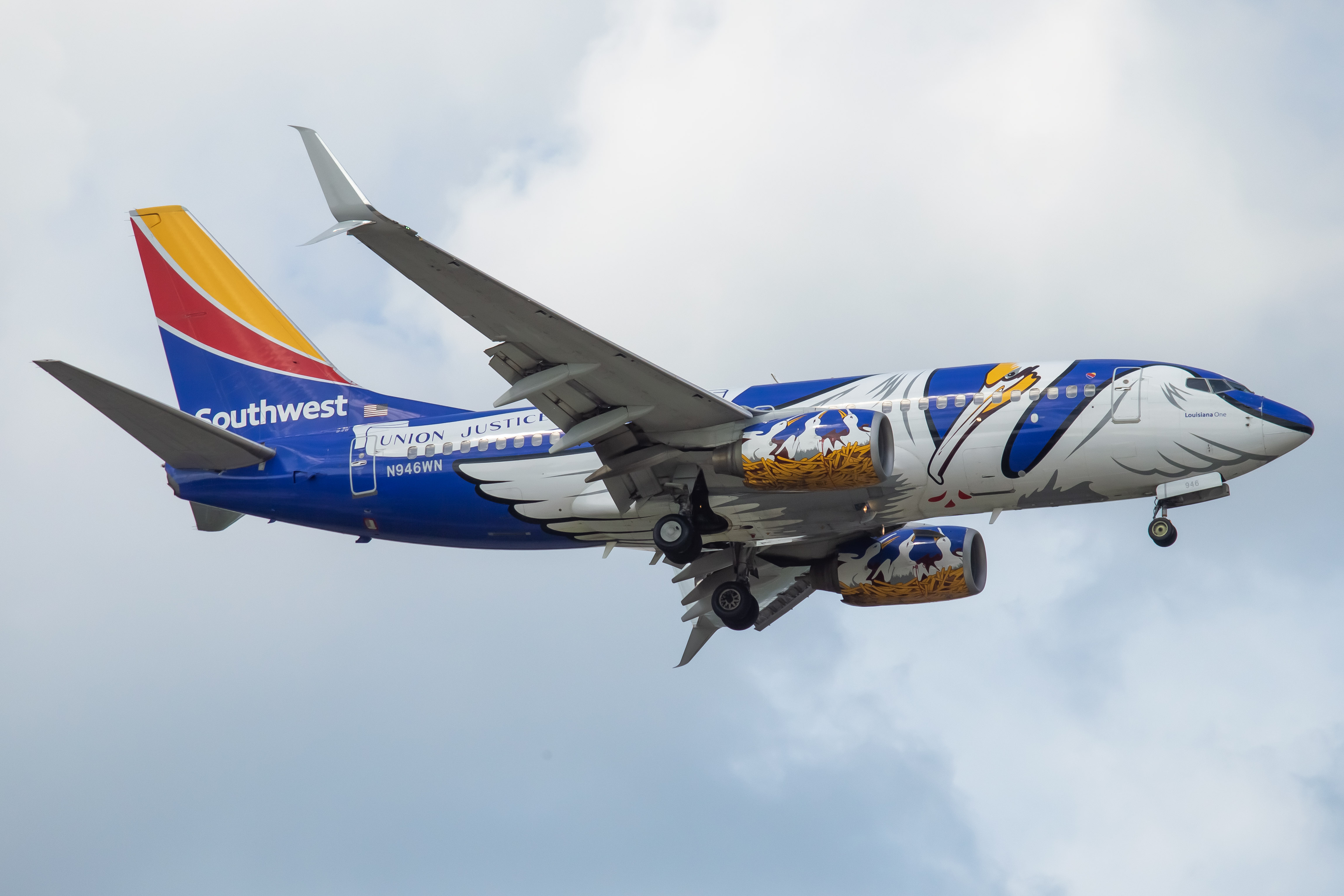 Full size: Southwest Airlines Boeing 737-700 N946WN at Baltimore/Washington International Thurgood Marshall Airport