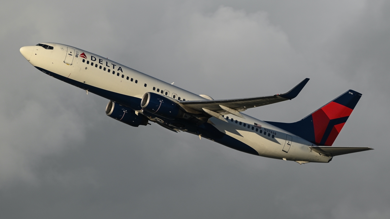 Full size: Delta Airlines Boeing 737-800 N3745B at Los Angeles International Airport