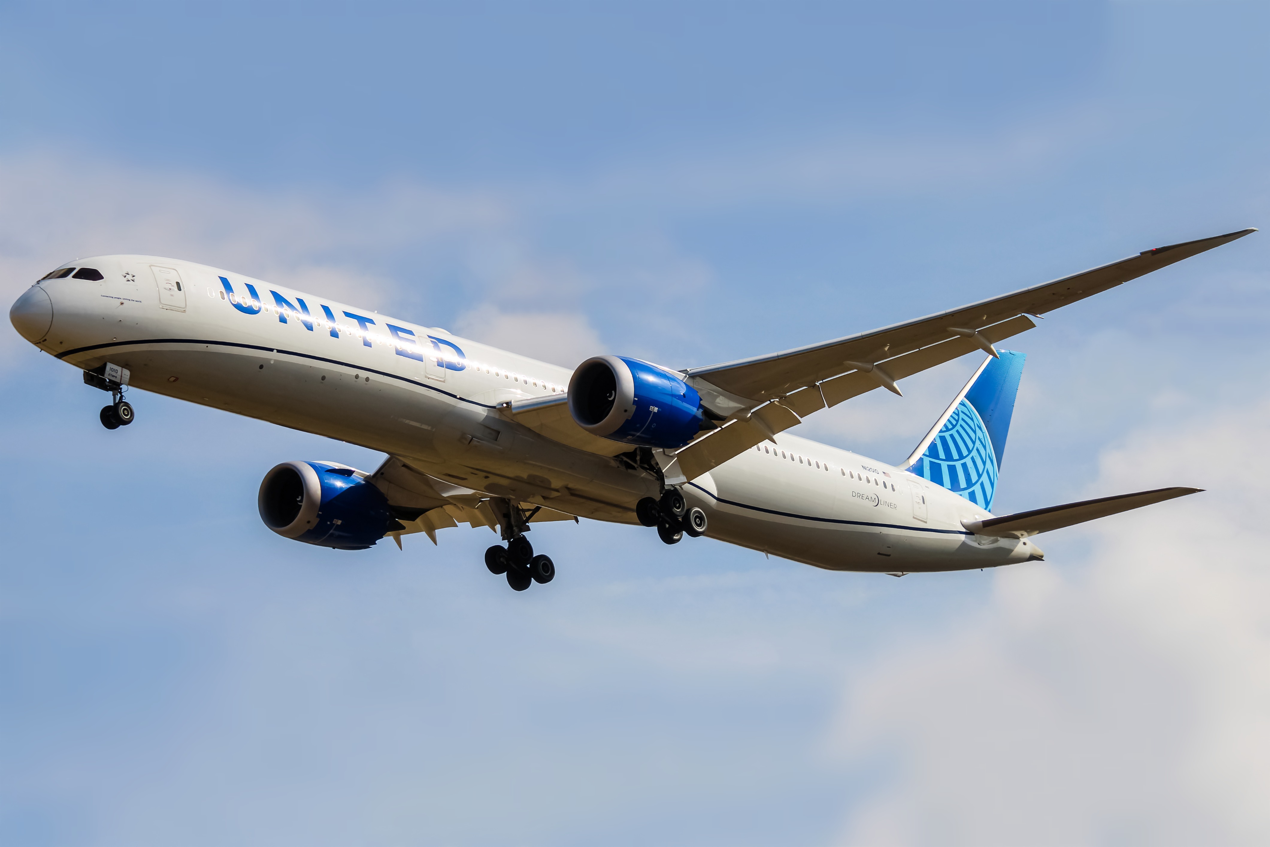 Full size: United Airlines Boeing 787-10 N12010 at Washington Dulles International Airport
