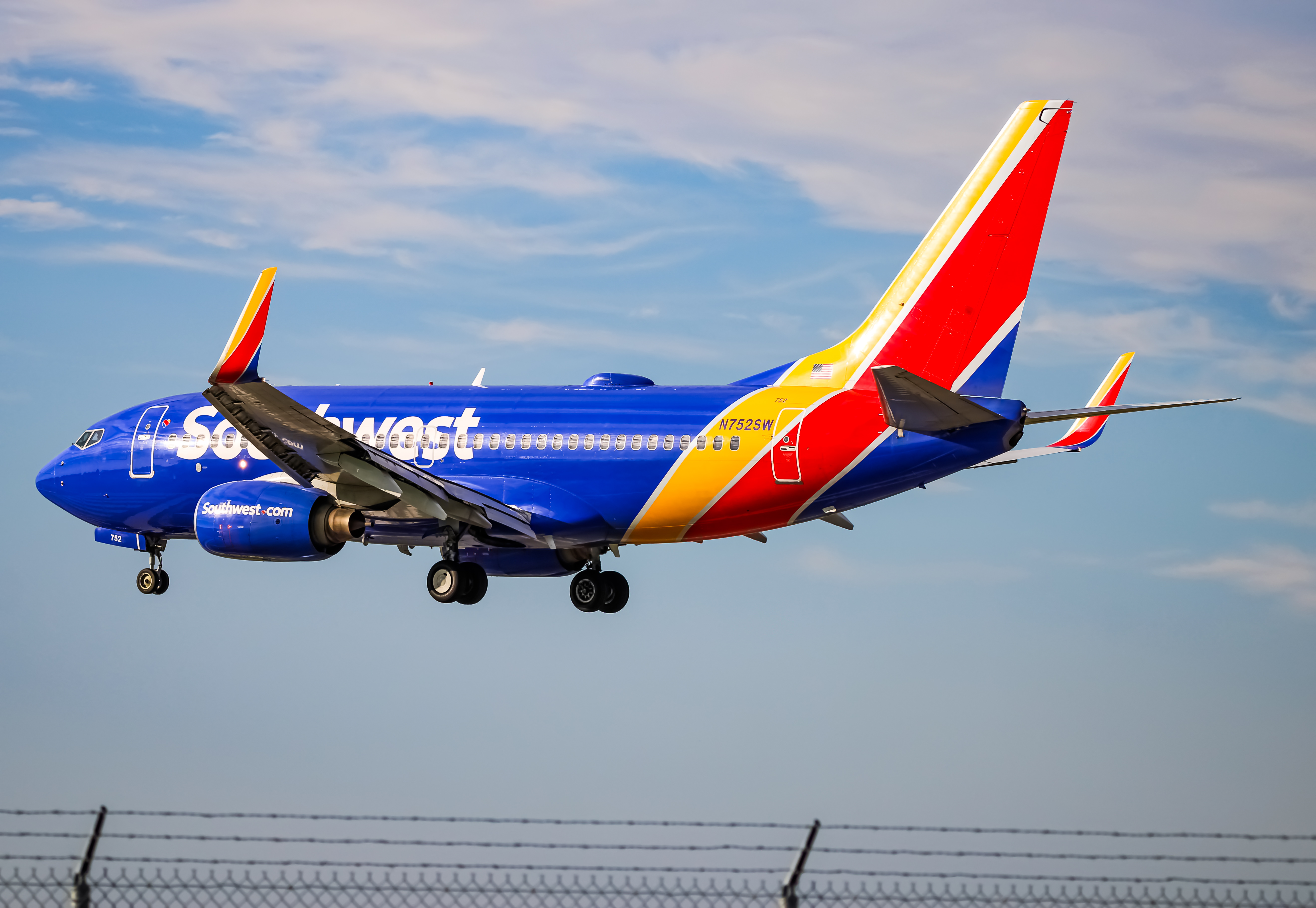 Full size: Southwest Airlines Boeing 737-700 N752SW at Baltimore/Washington International Thurgood Marshall Airport