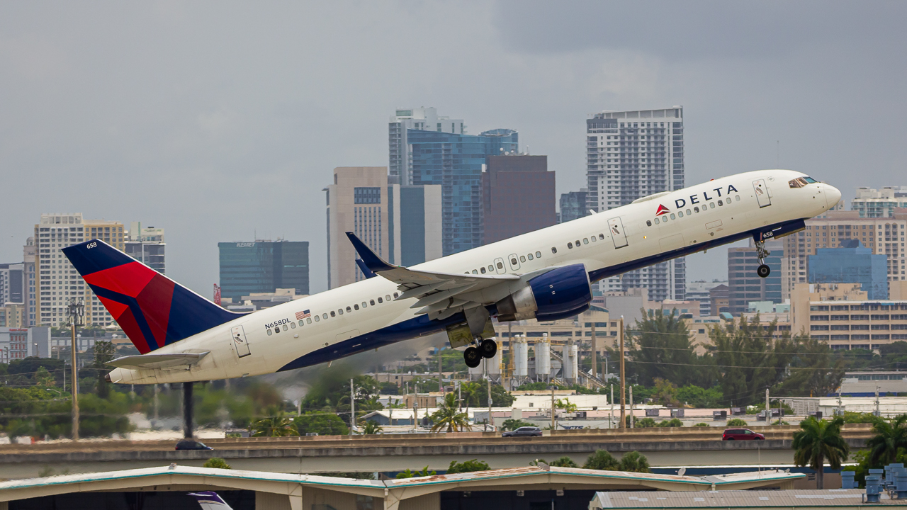 Full size: Delta Airlines Boeing 757-200 N658DL at Fort Lauderdale/Hollywood International Airport