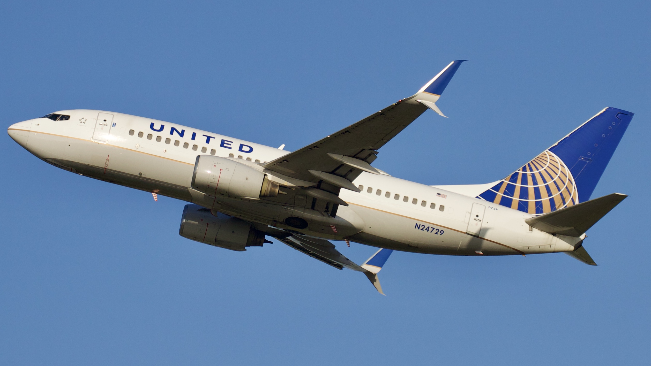 Full size: United Airlines Boeing 737-700 N24729 at Houston-George Bush Intercontinental Airport