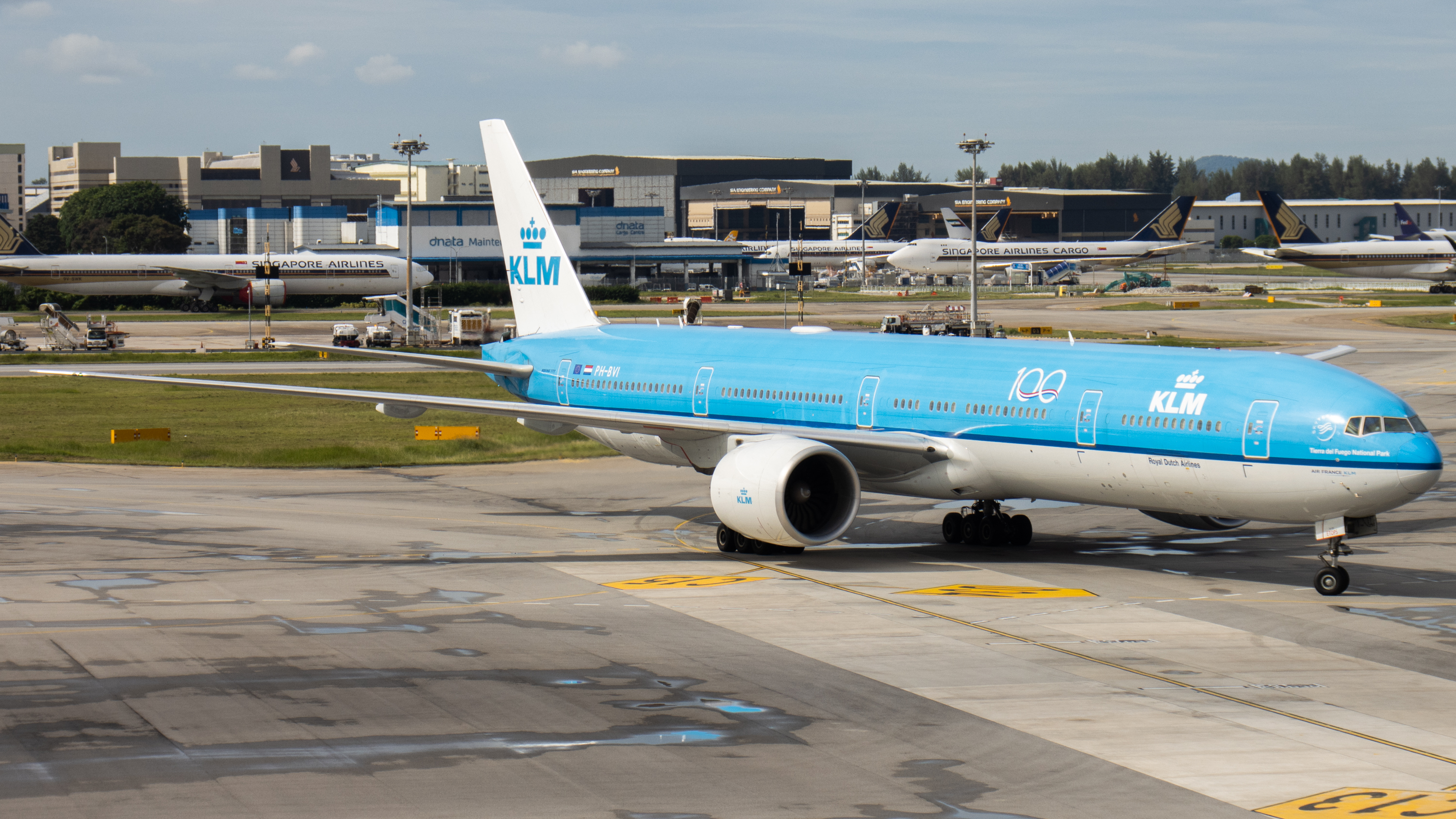 Full size: KLM Boeing 777-300ER PH-BVI at Singapore-Changi Airport
