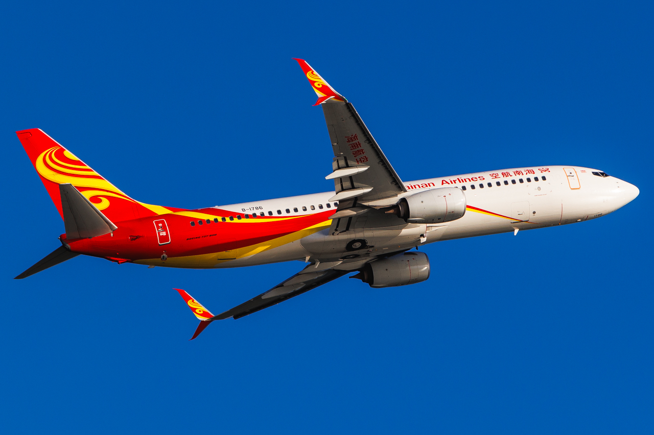 Full size: Hainan Airlines Boeing 737-800 B-1786 at Hong Kong International Airport