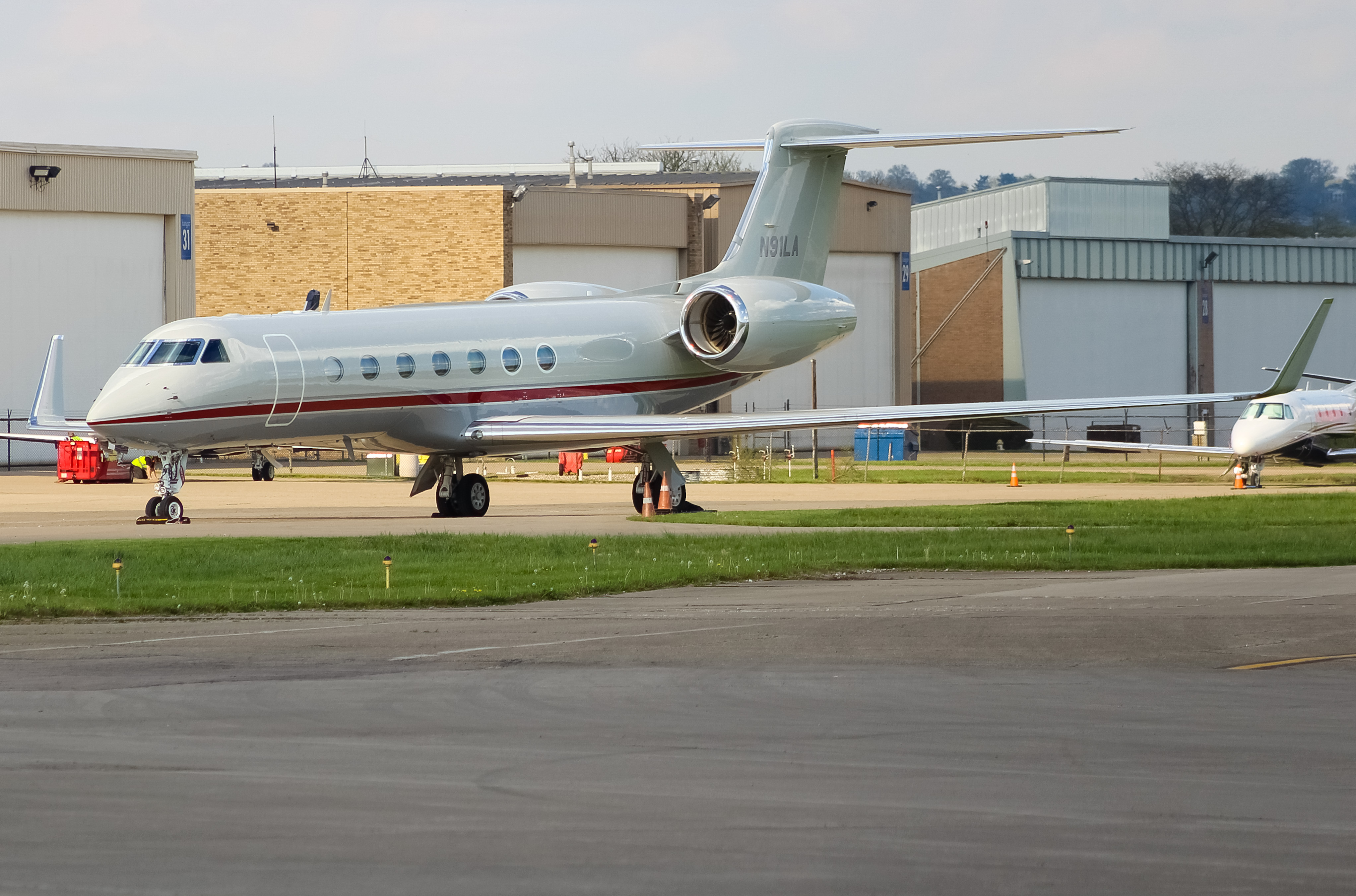 Full size: PRIVATE  Gulfstream V N91LA at Cincinnati Municipal Airport/Lunken Field
