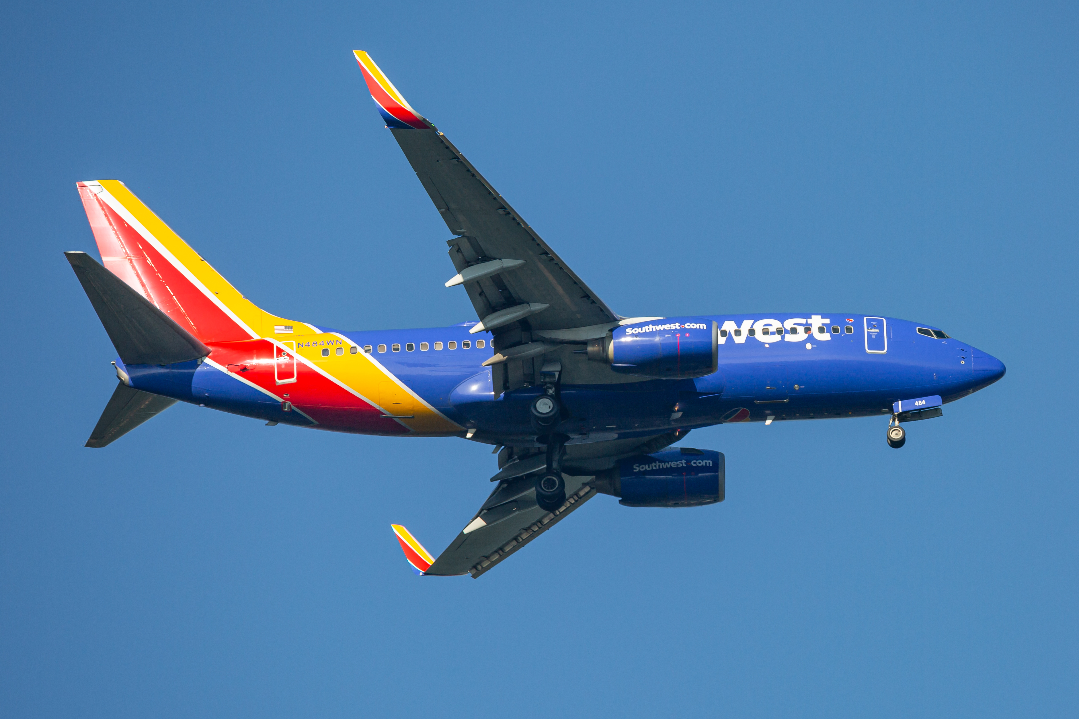 Full size: Southwest Airlines Boeing 737-700 N484WN at Baltimore/Washington International Thurgood Marshall Airport