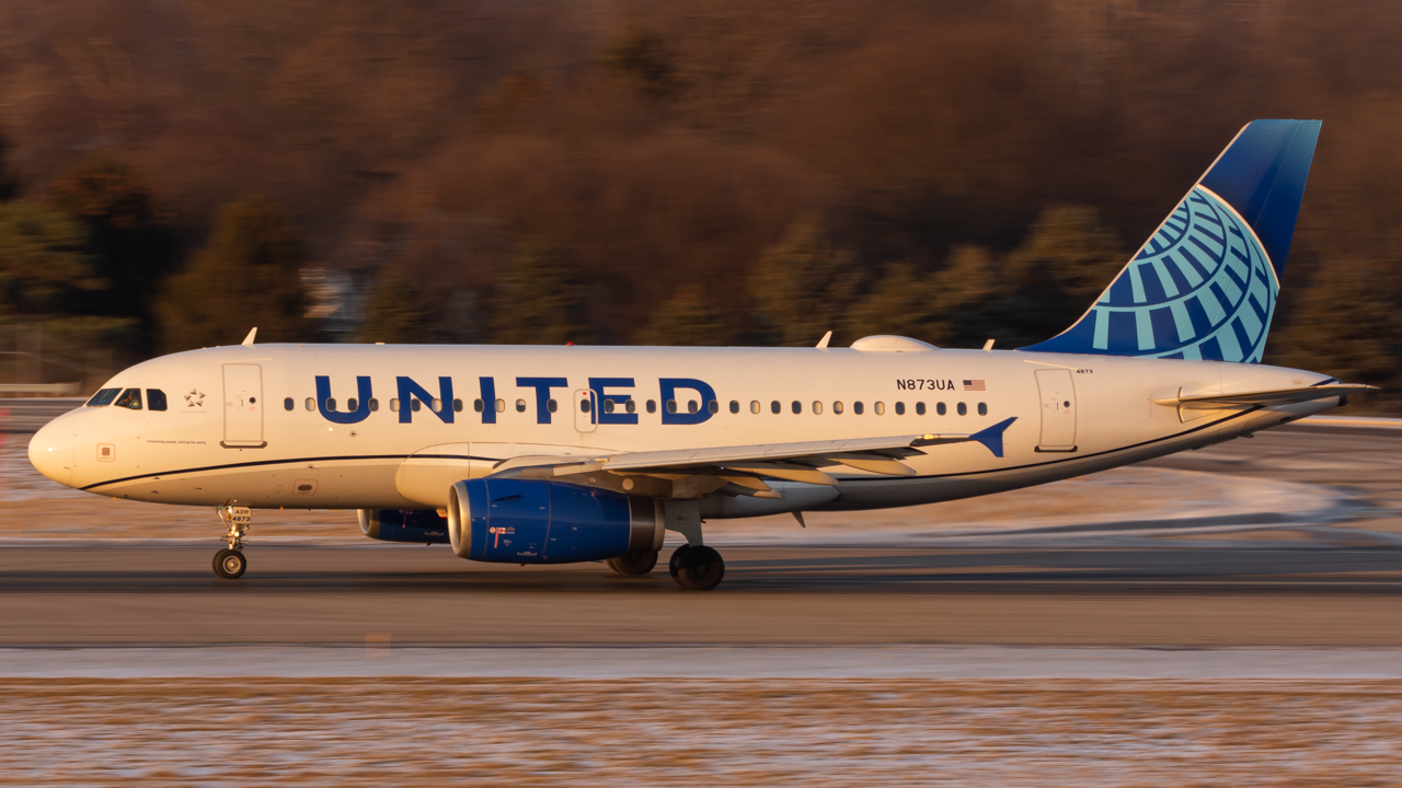 Full size: United Airlines Airbus A320 N873UA at John Glenn Columbus International Airport