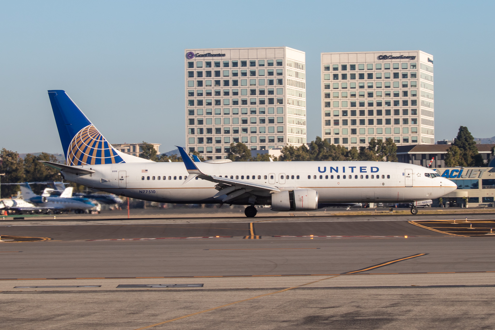 Full size: United Airlines Boeing 737-800 N77510 at John Wayne/Orange County Airport