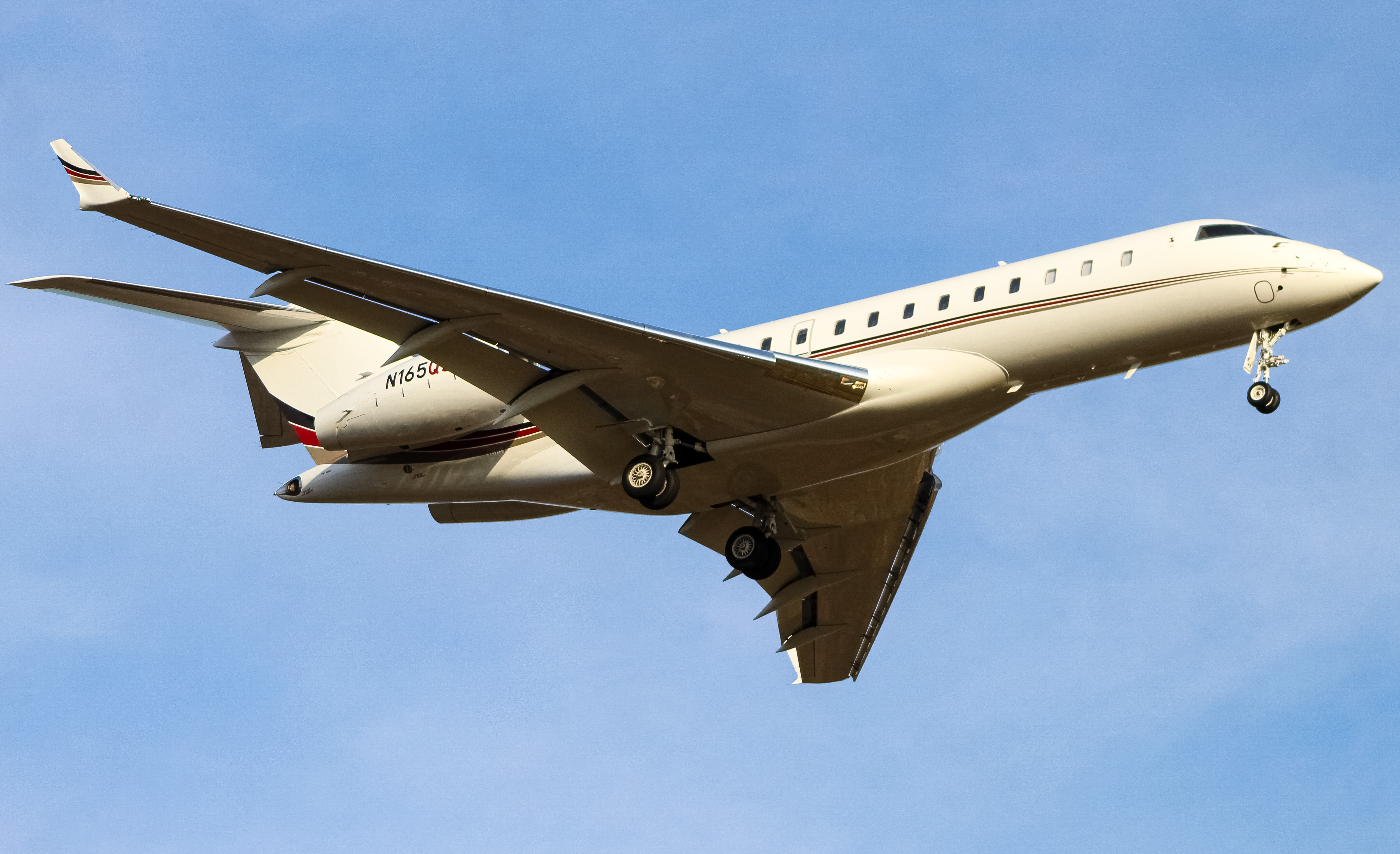 Full size: NetJets Bombardier global Express  N165QS at Cincinnati Municipal Airport/Lunken Field