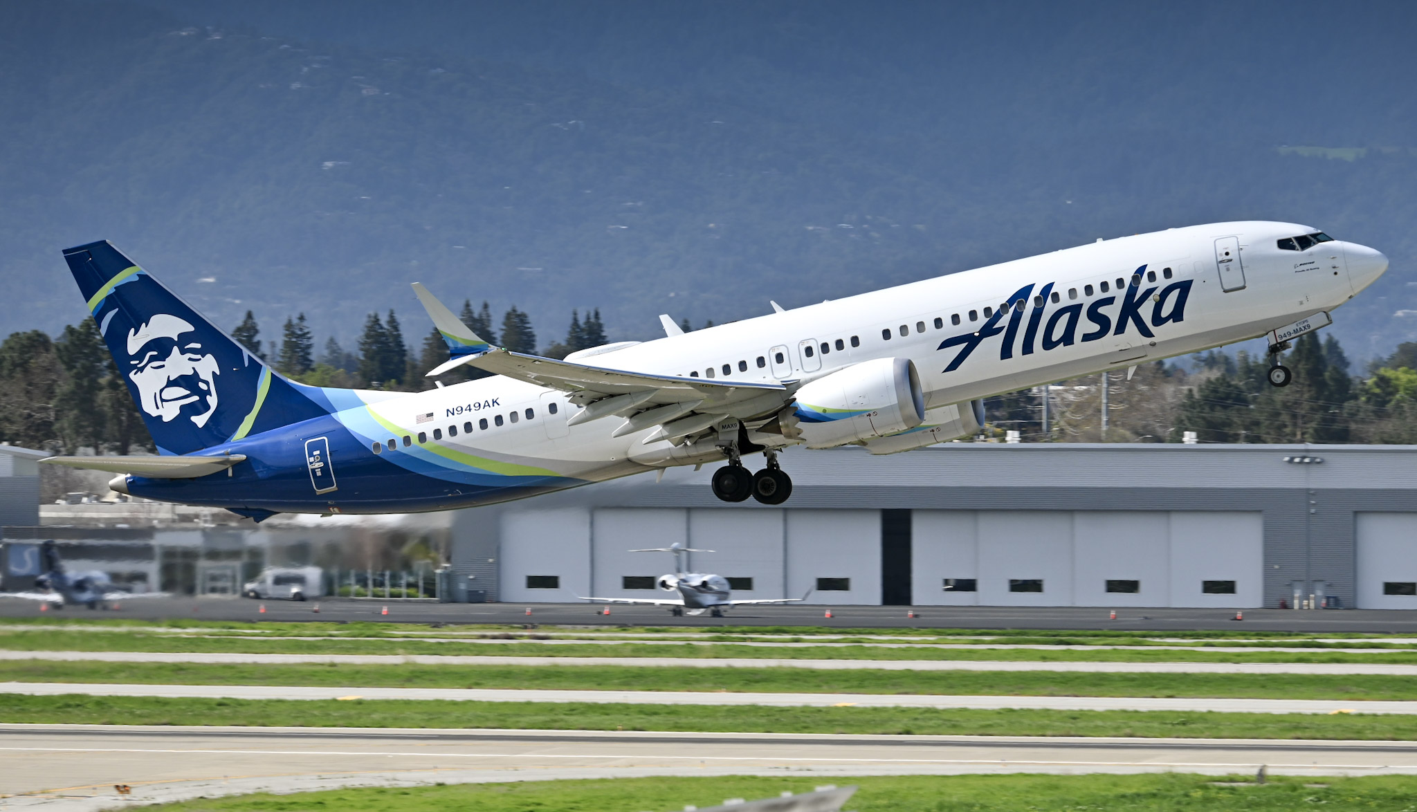 Full size: Alaska Airlines Boeing 737 MAX 9 N949AK at Norman Y Mineta San Jose International Airport