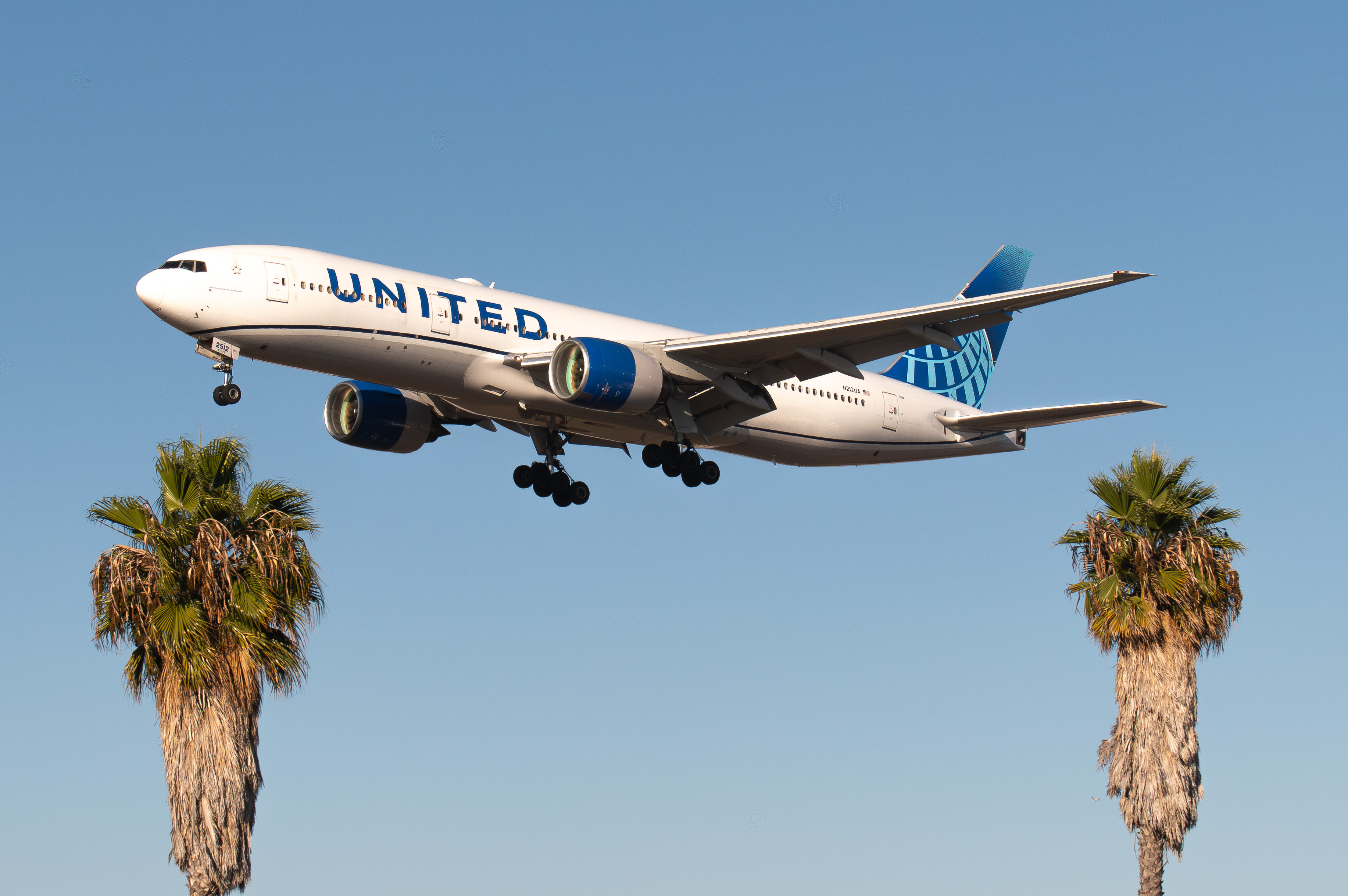 Full size: United Airlines Boeing 777-200 N212UA at Los Angeles International Airport