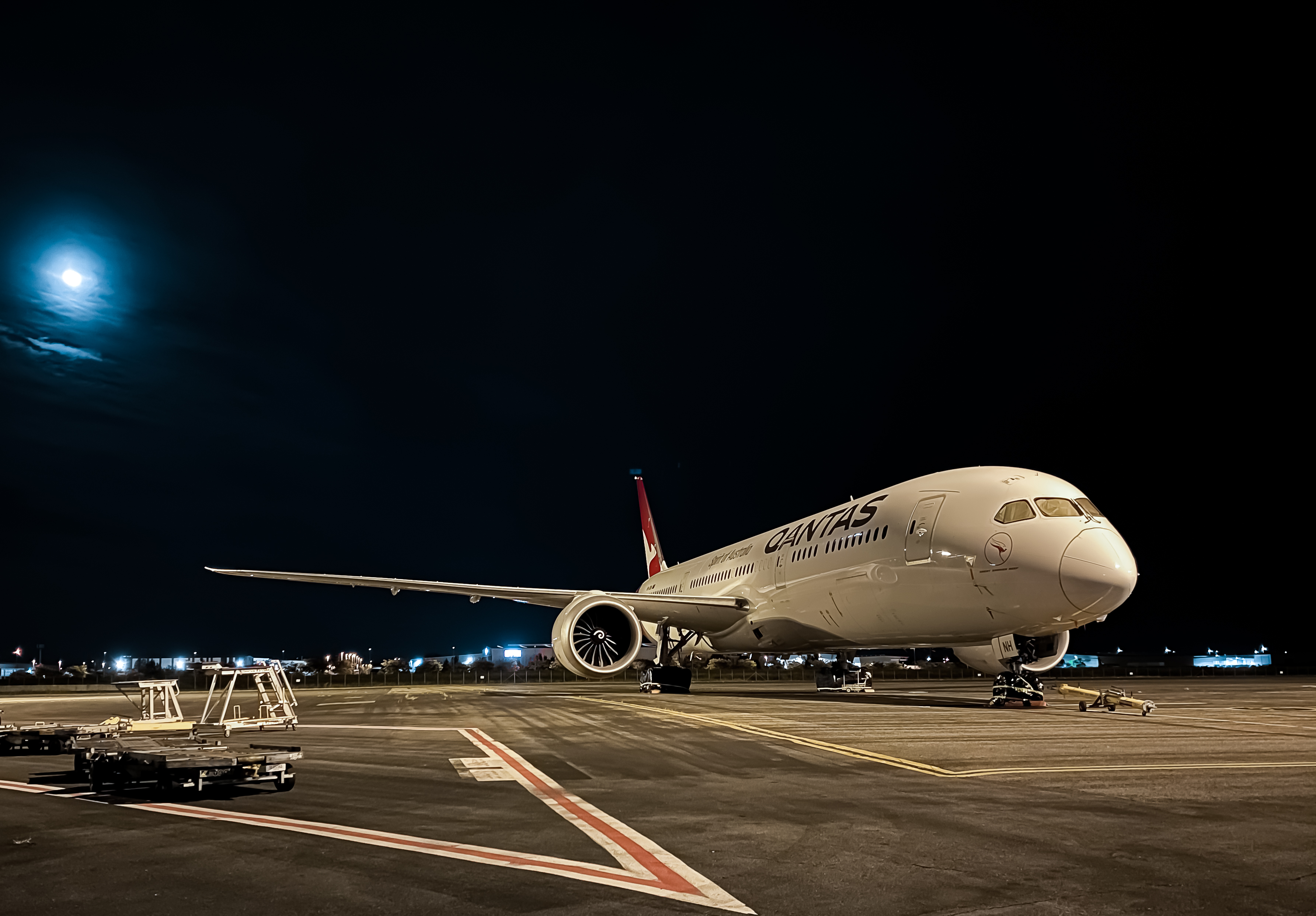 Full size: Qantas Airways Boeing 787-9 VH-ZNH at Brisbane Airport
