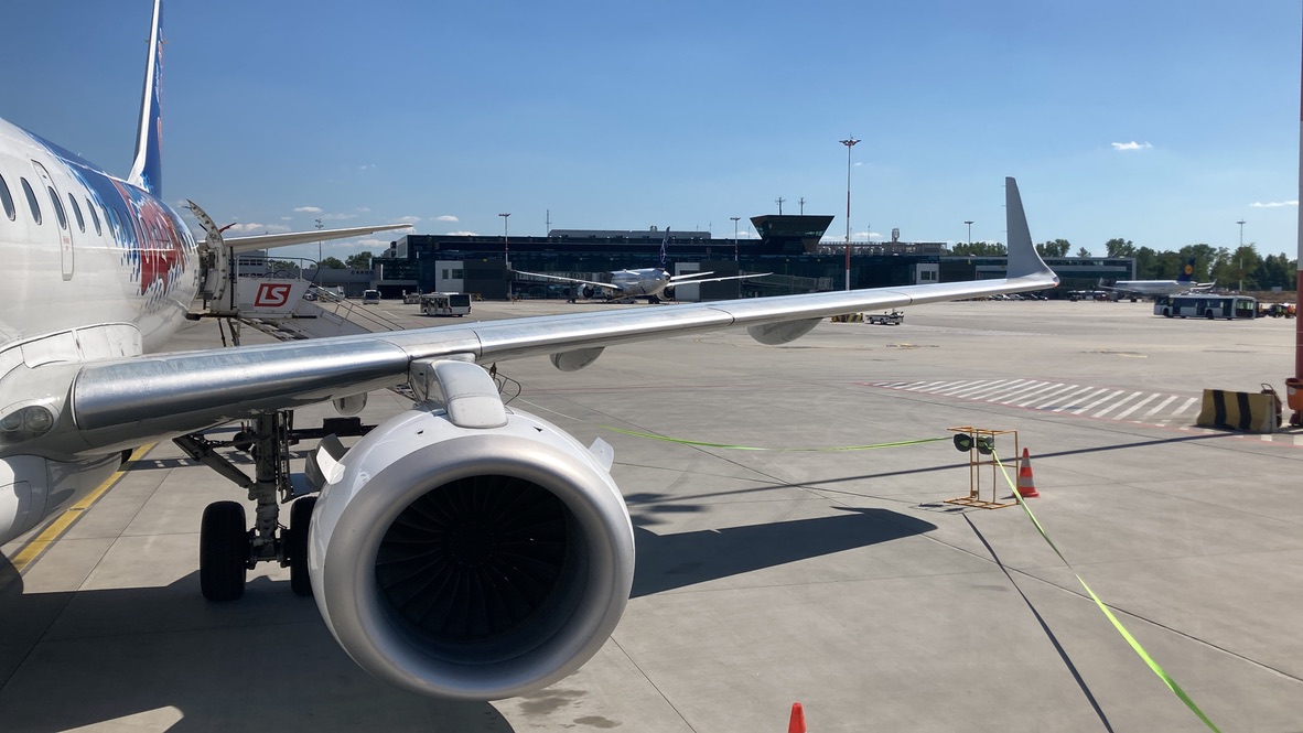 Full size: LOT Polish Airlines Embraer E195 SP-LNB at Krakow John Paul II International Airport