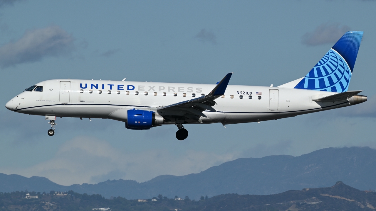 Full size: United Express Embraer E175 N612UX at Los Angeles International Airport