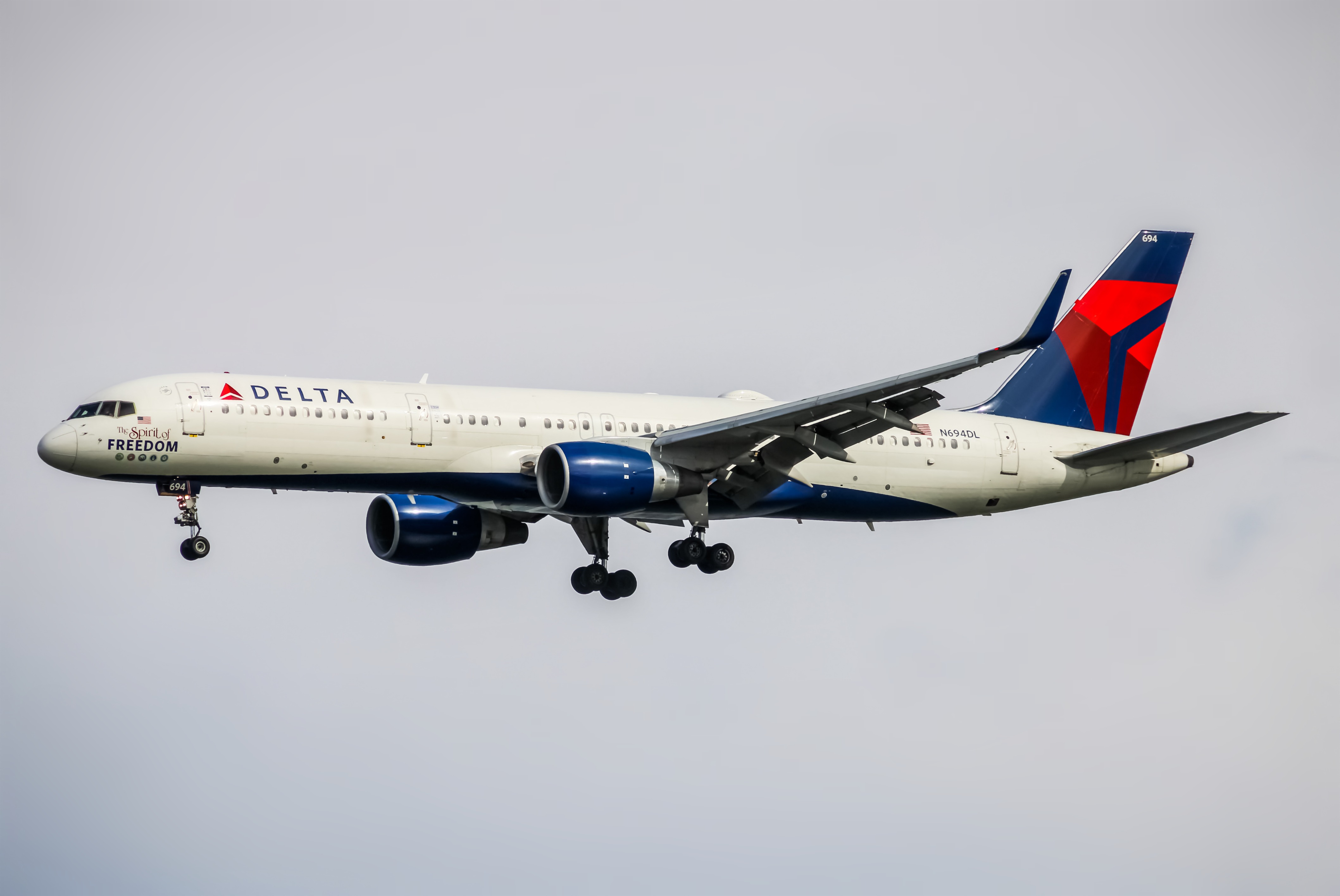 Full size: Delta Airlines Boeing 757-200 N694DL at Ronald Reagan National Airport