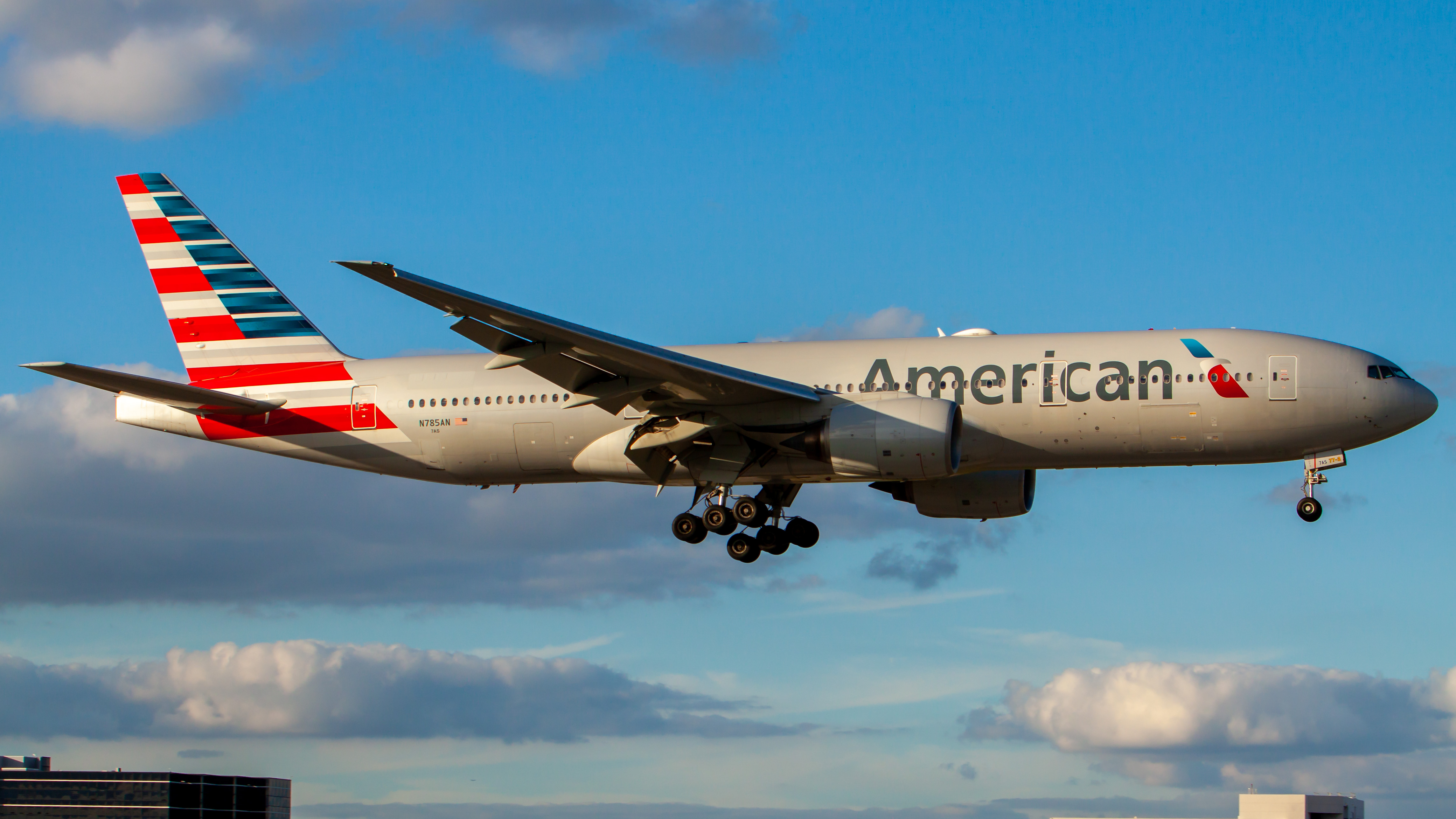 Full size: American Airlines Boeing 777-200ER N785AN at Miami International Airport
