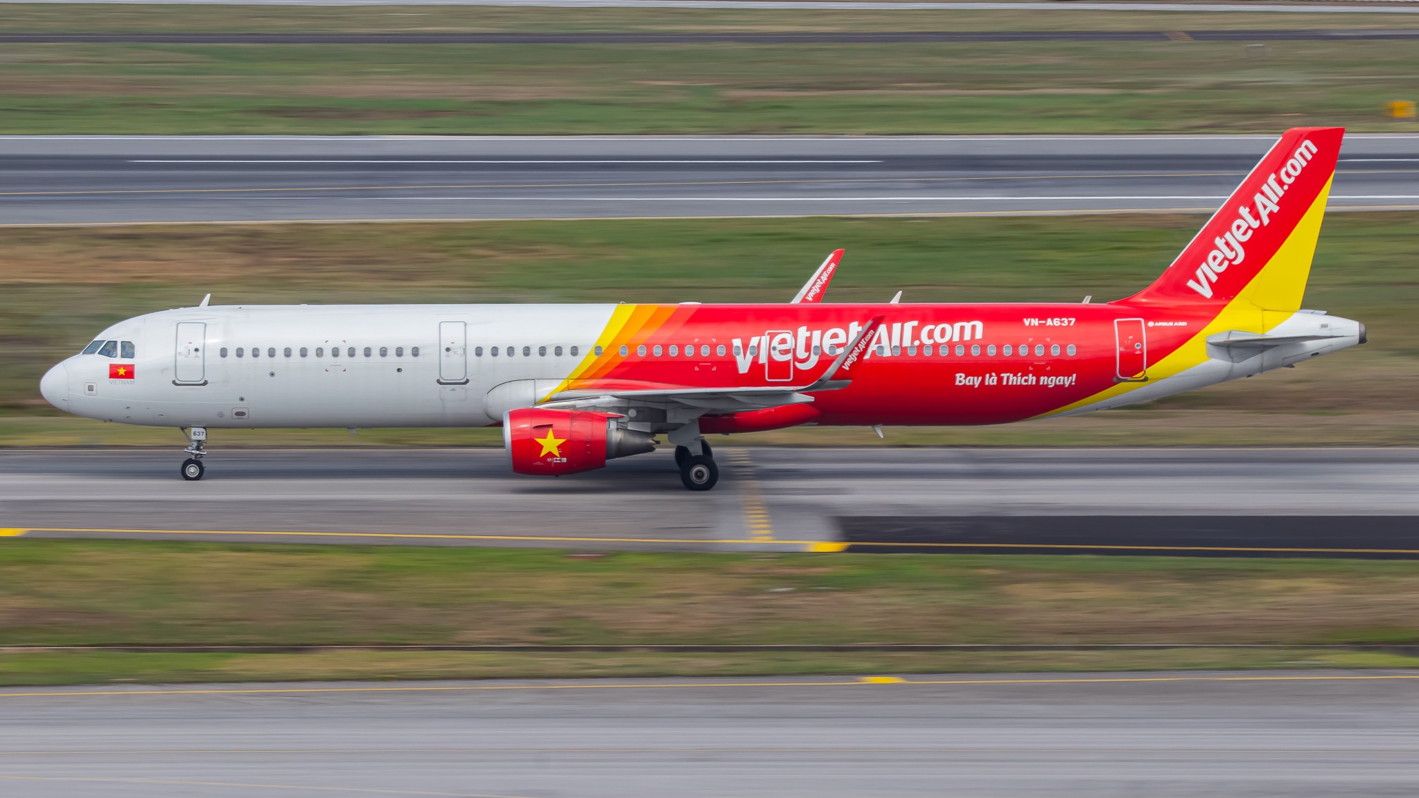 Full size: VietJet Air Airbus A321 VN-A637 at Singapore-Changi Airport