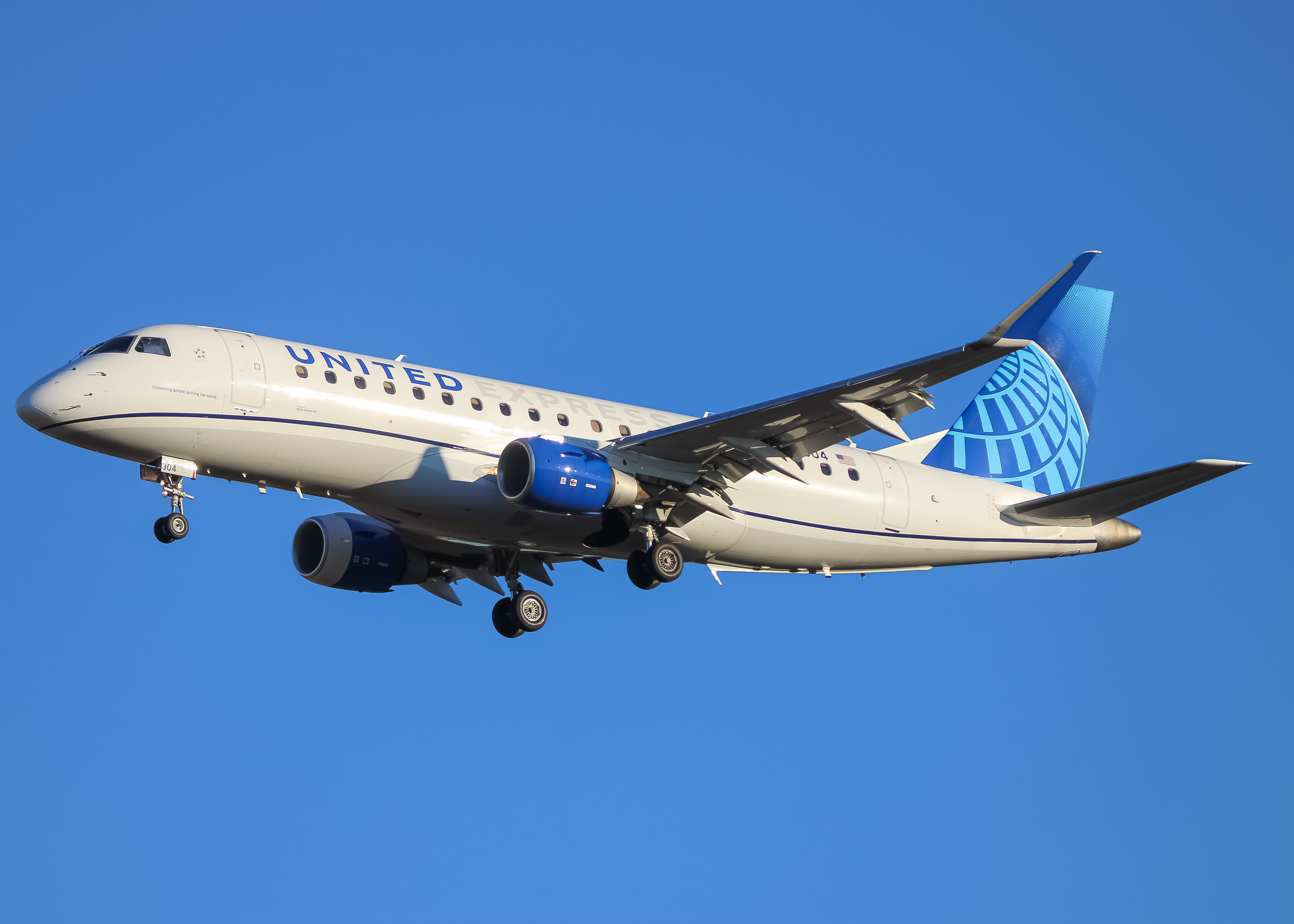 Full size: United Express Embraer E175 N89304 at Washington Dulles International Airport